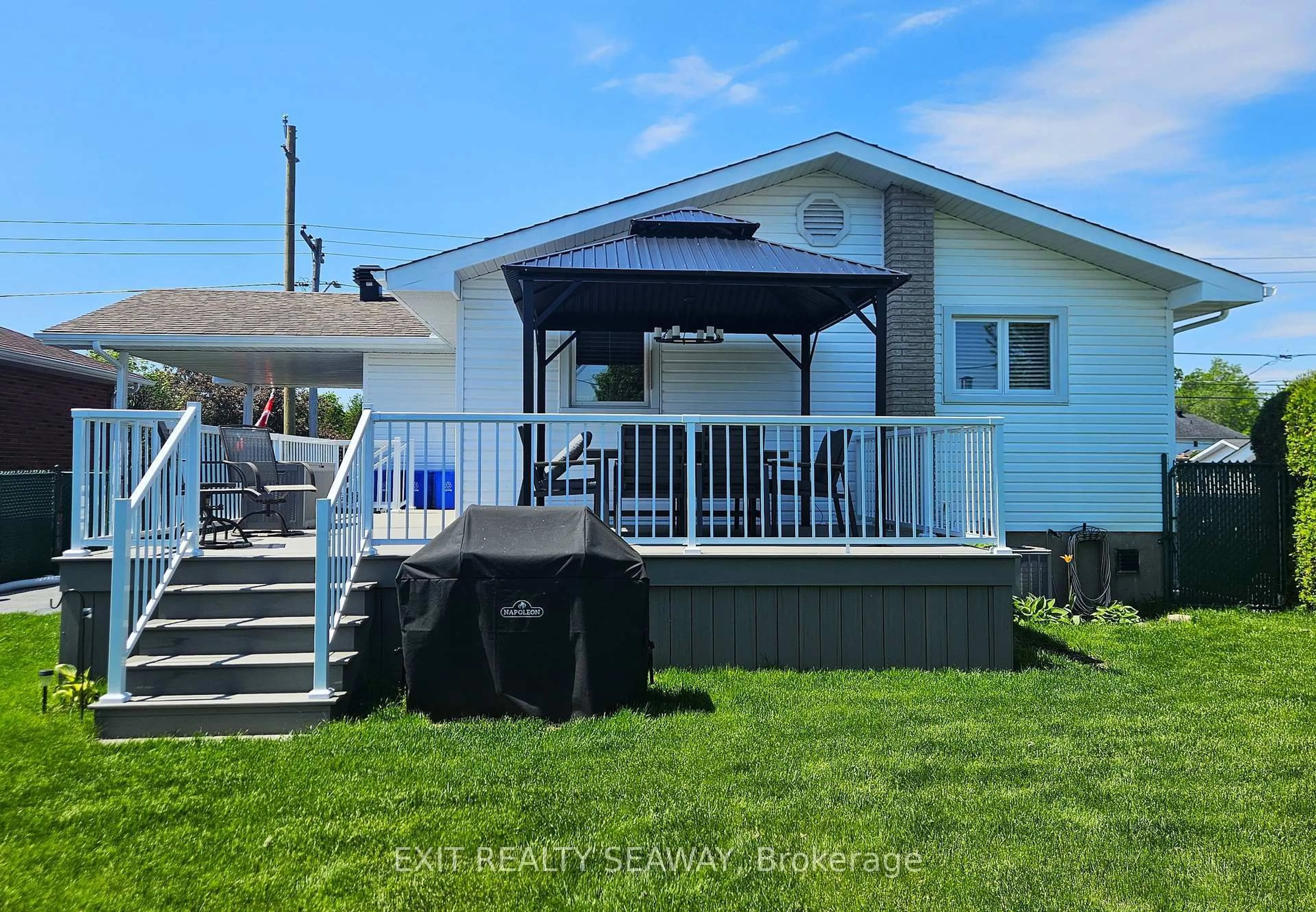 Home with vinyl exterior material, water/lake/river/ocean view for 524 Anthony St, Cornwall Ontario K6H 5L3