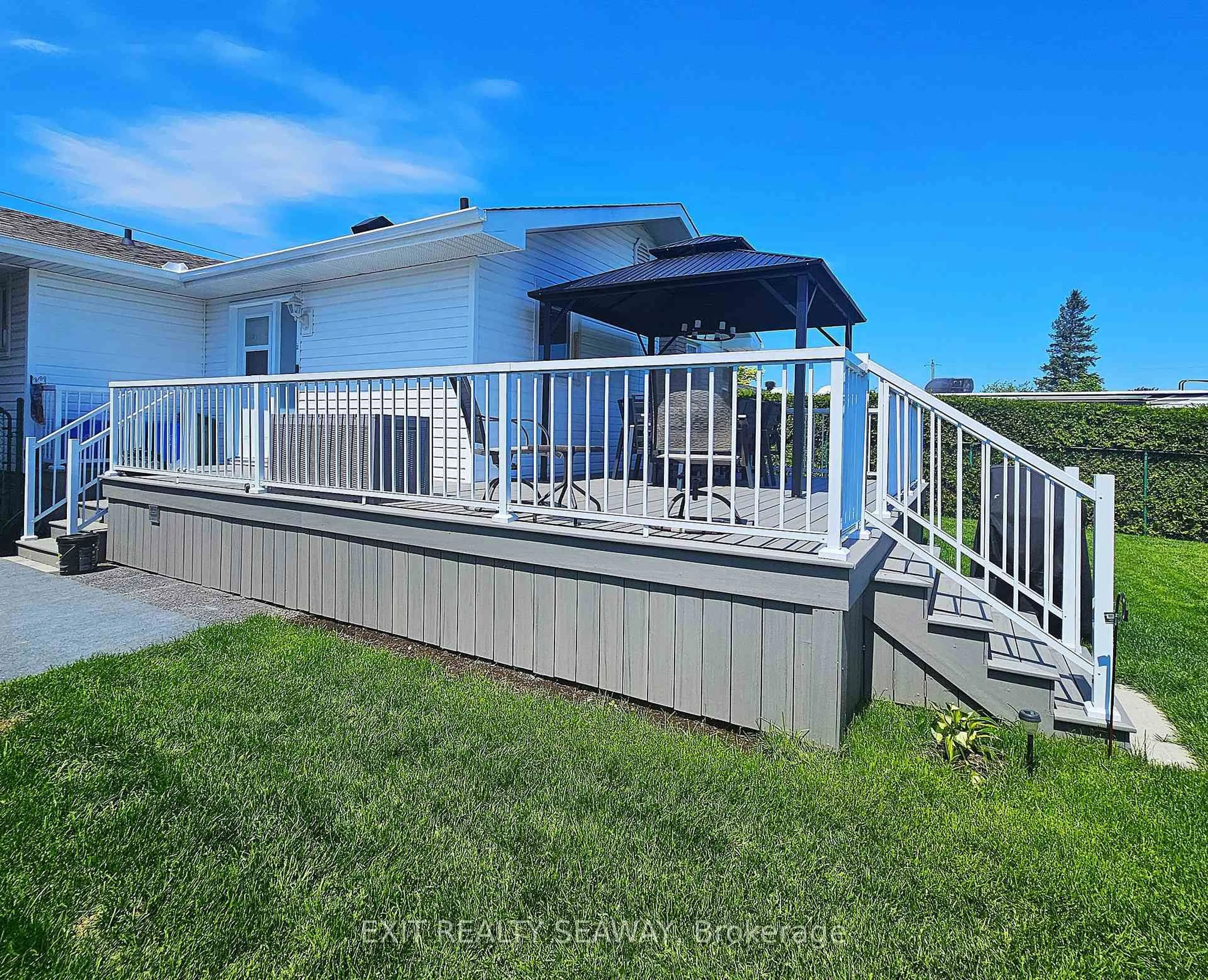 A pic from outside/outdoor area/front of a property/back of a property/a pic from drone, water/lake/river/ocean view for 524 Anthony St, Cornwall Ontario K6H 5L3