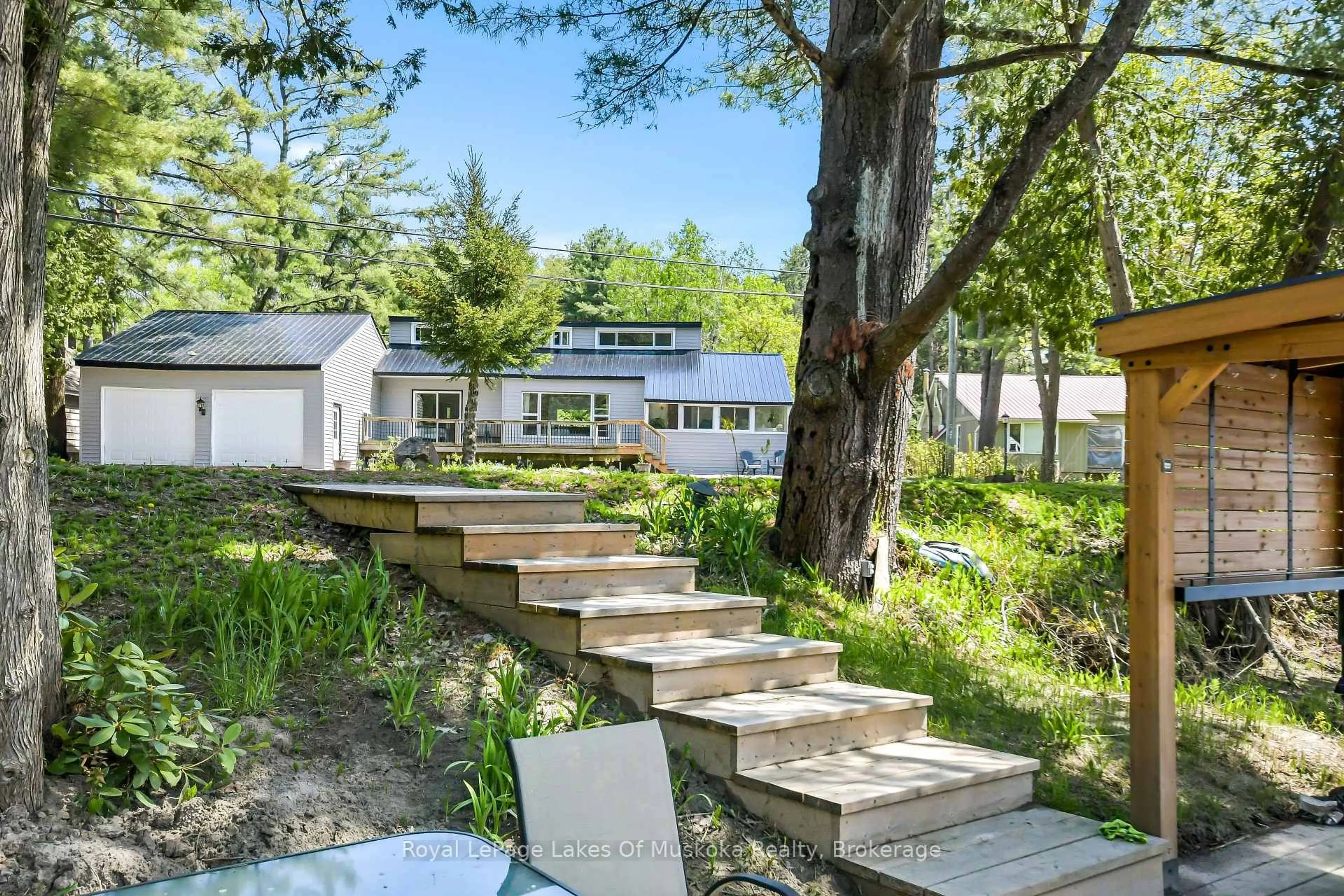 Patio, unknown for 204 BEAUMONT Dr, Bracebridge Ontario P1L 1X2