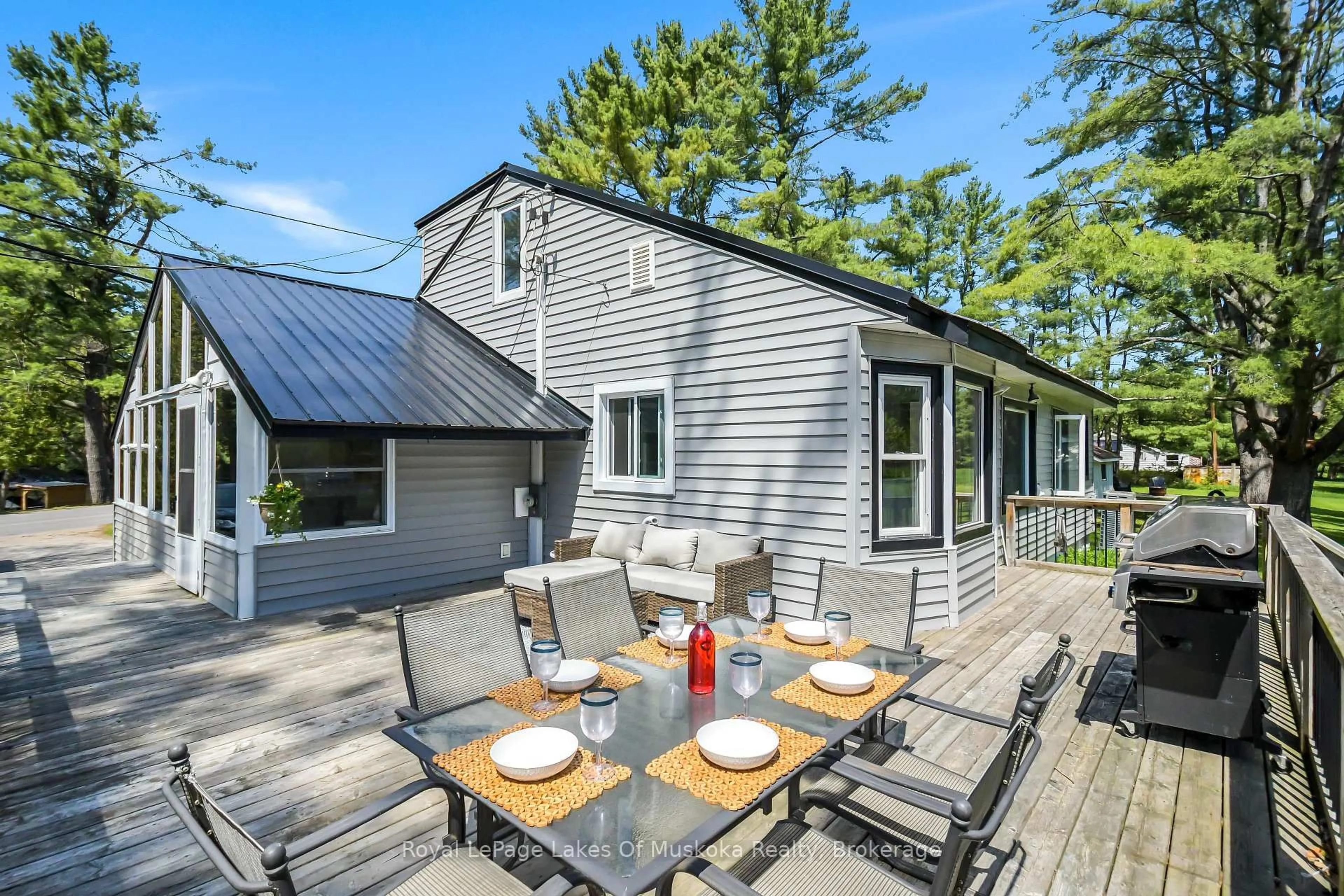 Patio, street for 204 BEAUMONT Dr, Bracebridge Ontario P1L 1X2