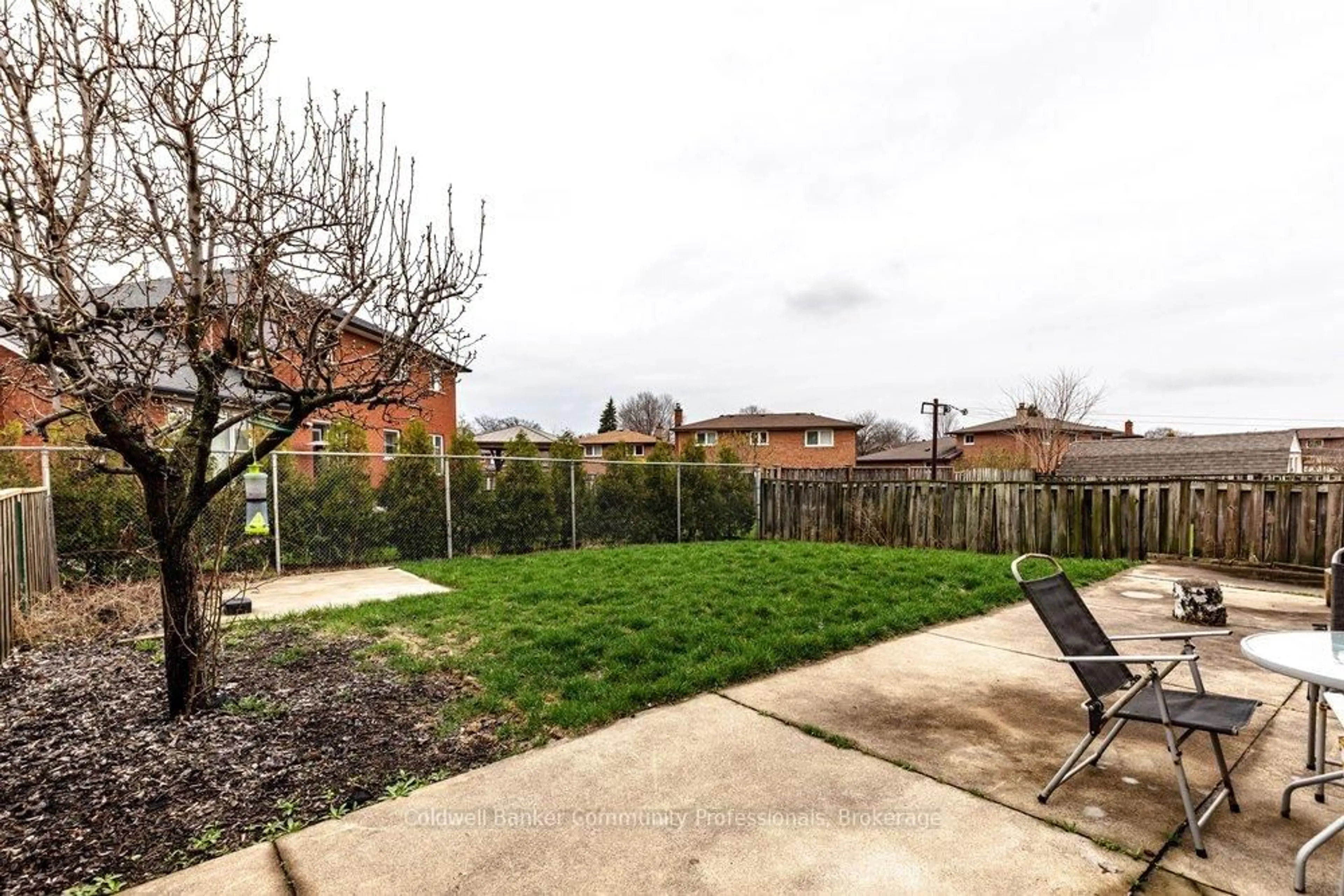 Patio, street for 42 Lasila Crt, Hamilton Ontario L9C 7B6