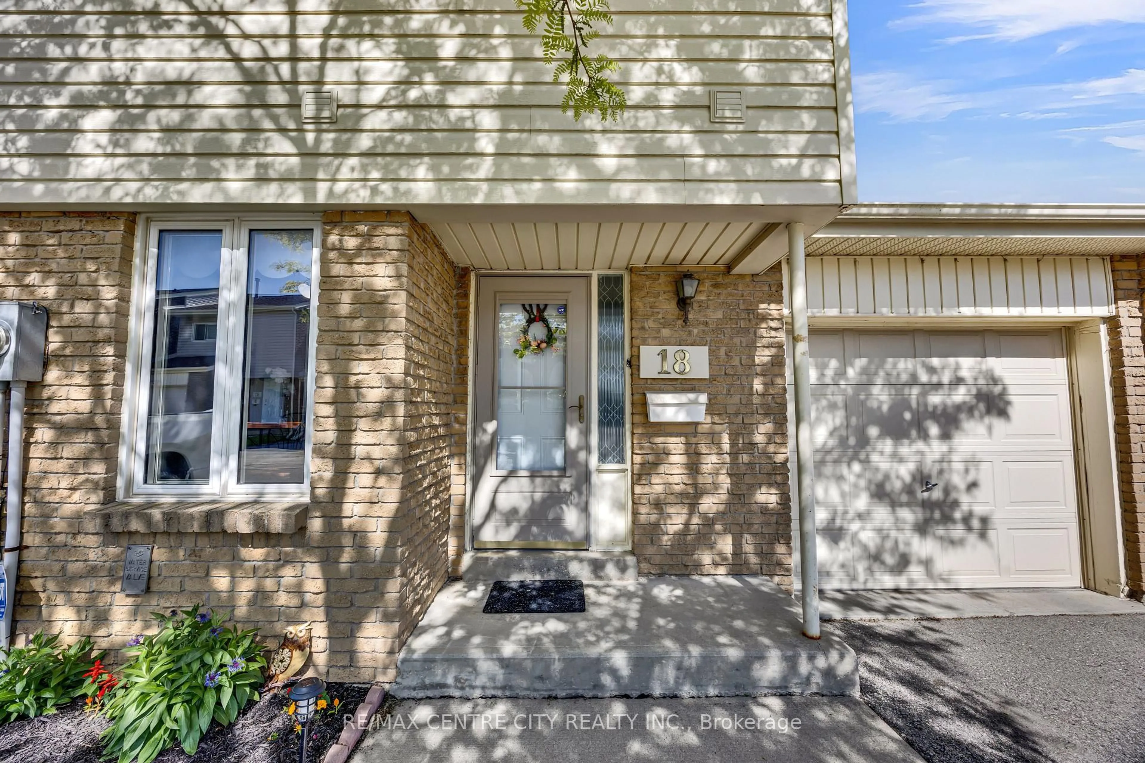Indoor entryway for 700 Osgood Dr #18, London South Ontario N6E 2H1
