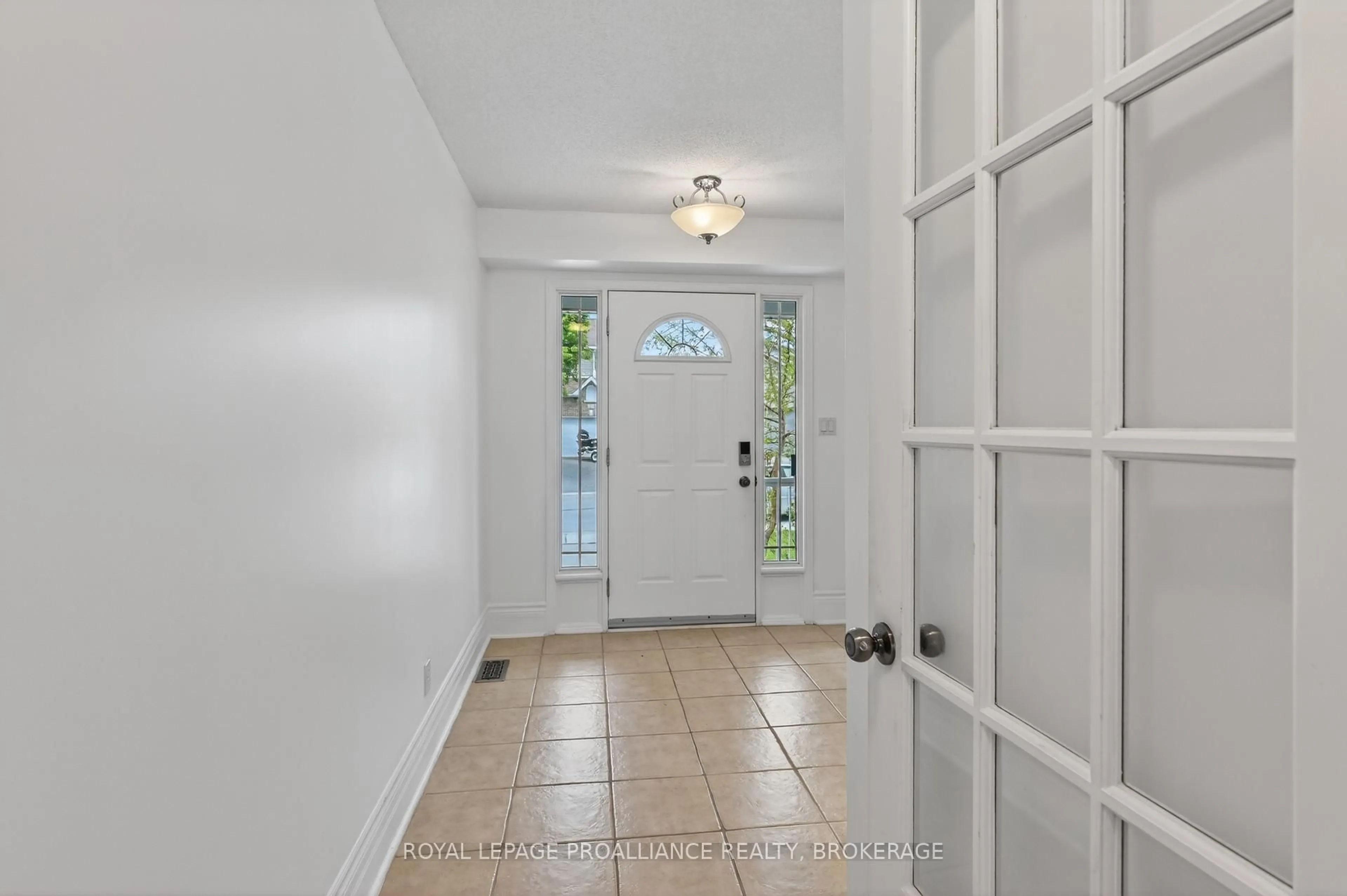 Indoor entryway for 435 Maureen St, Kingston Ontario K7K 7M2