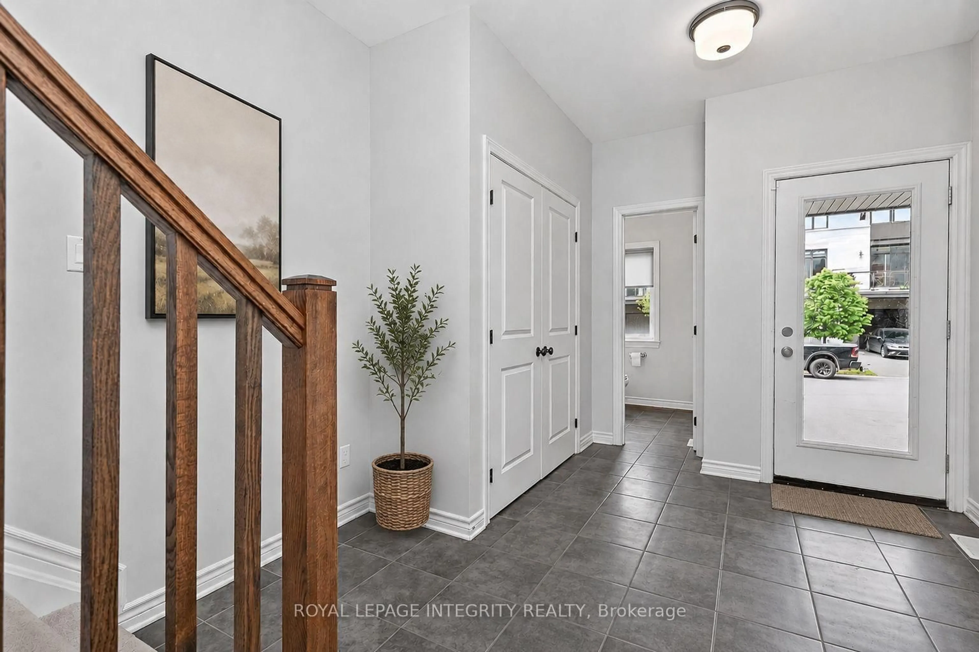 Indoor entryway for 520 Stadacone Row, Ottawa Ontario K4A 1J8