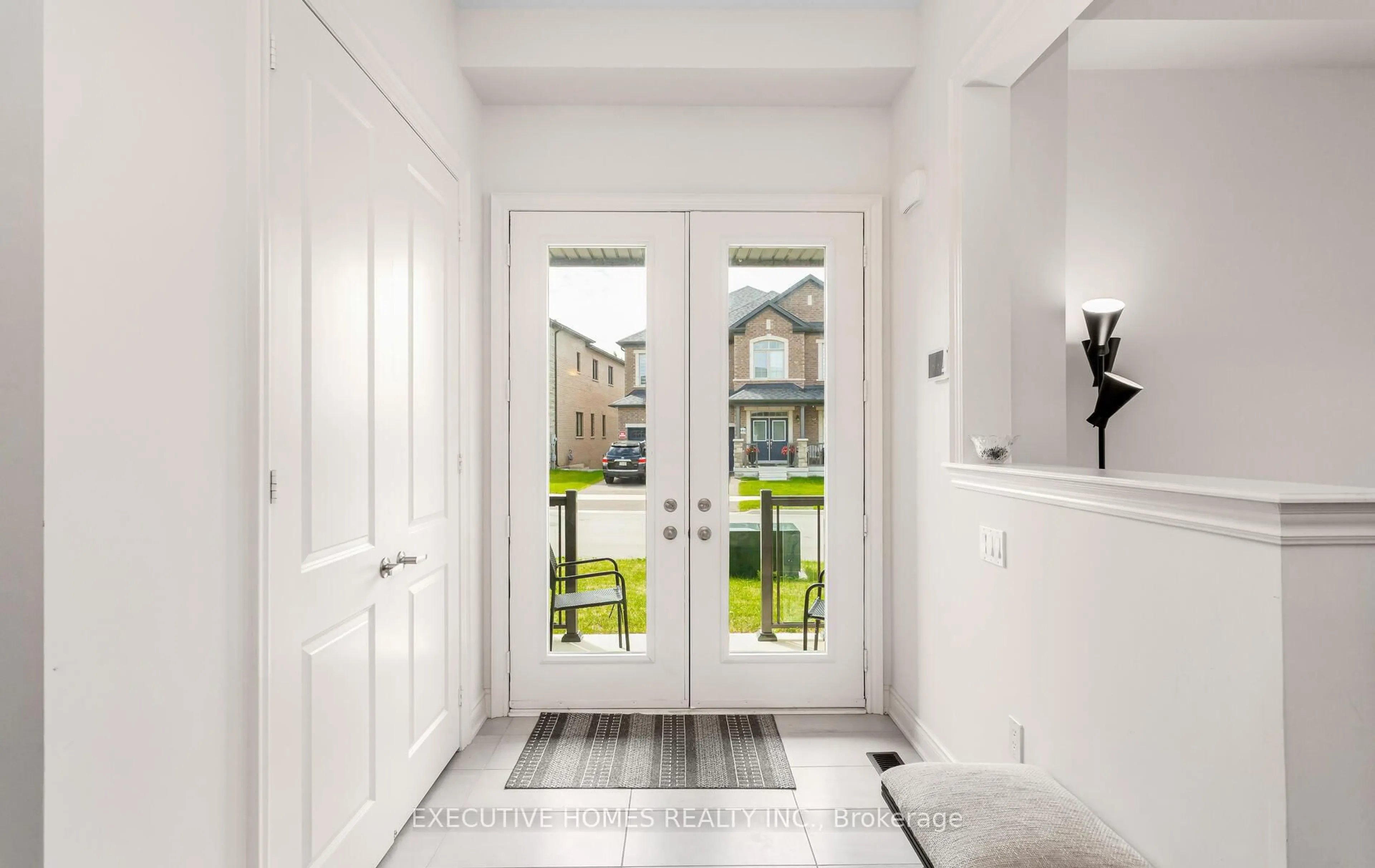 Indoor entryway for 77 Pond View Gate, Hamilton Ontario L8B 2A1