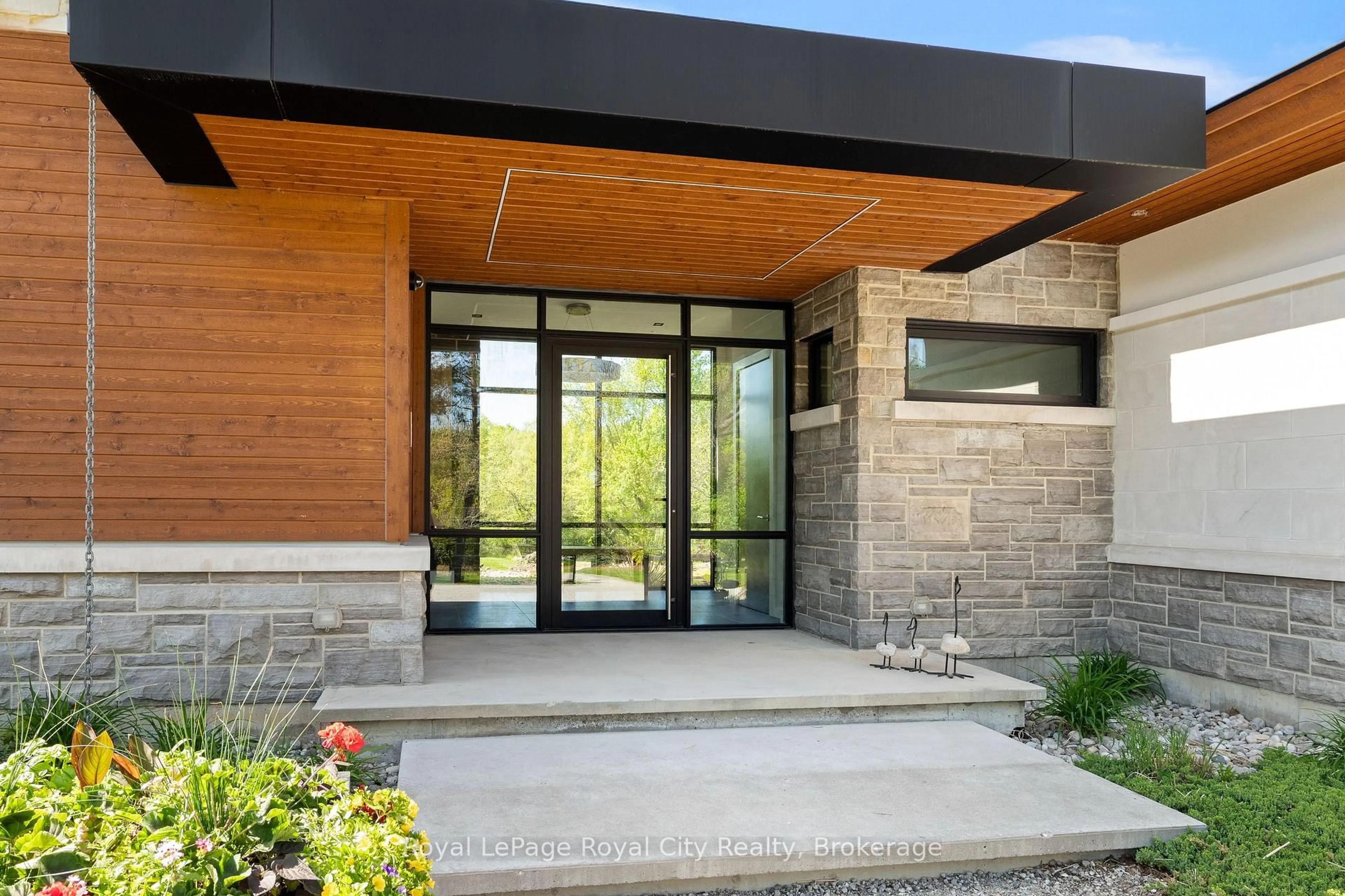 Indoor entryway for 164 Hume Rd, Puslinch Ontario N0B 2J0