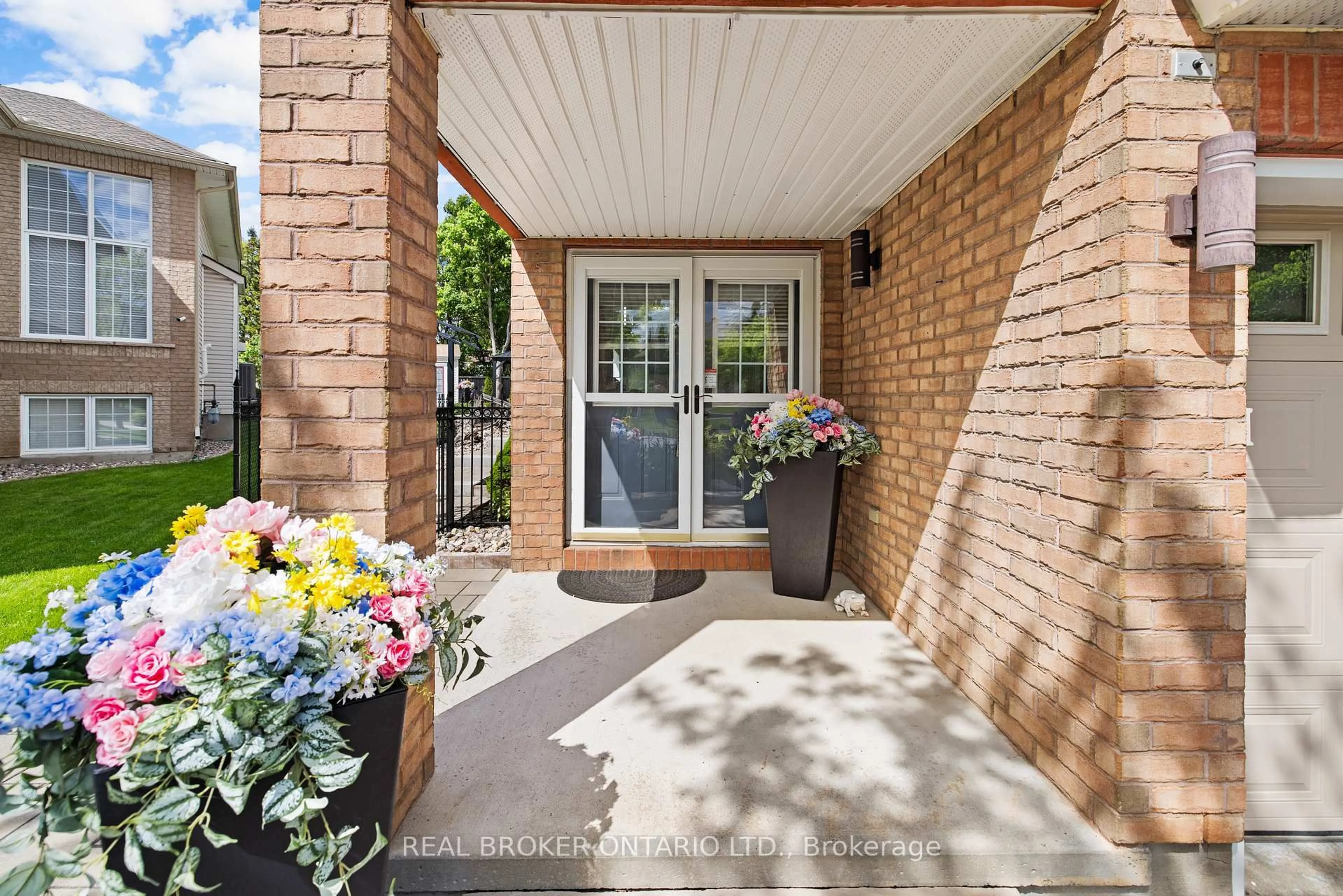 Indoor entryway for 124 Macassa Circ, Ottawa Ontario K2T 1J9