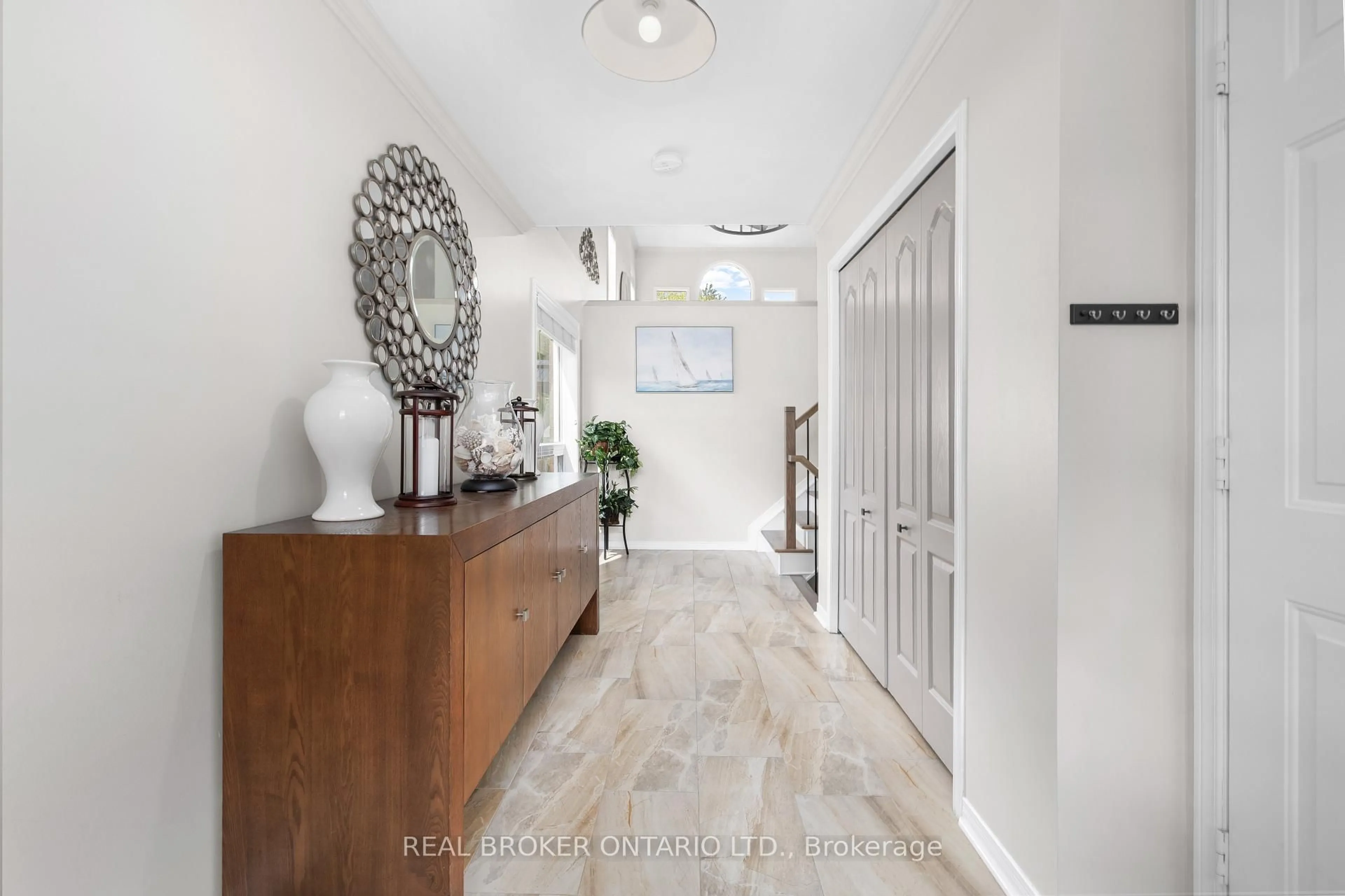 Indoor entryway for 124 Macassa Circ, Ottawa Ontario K2T 1J9