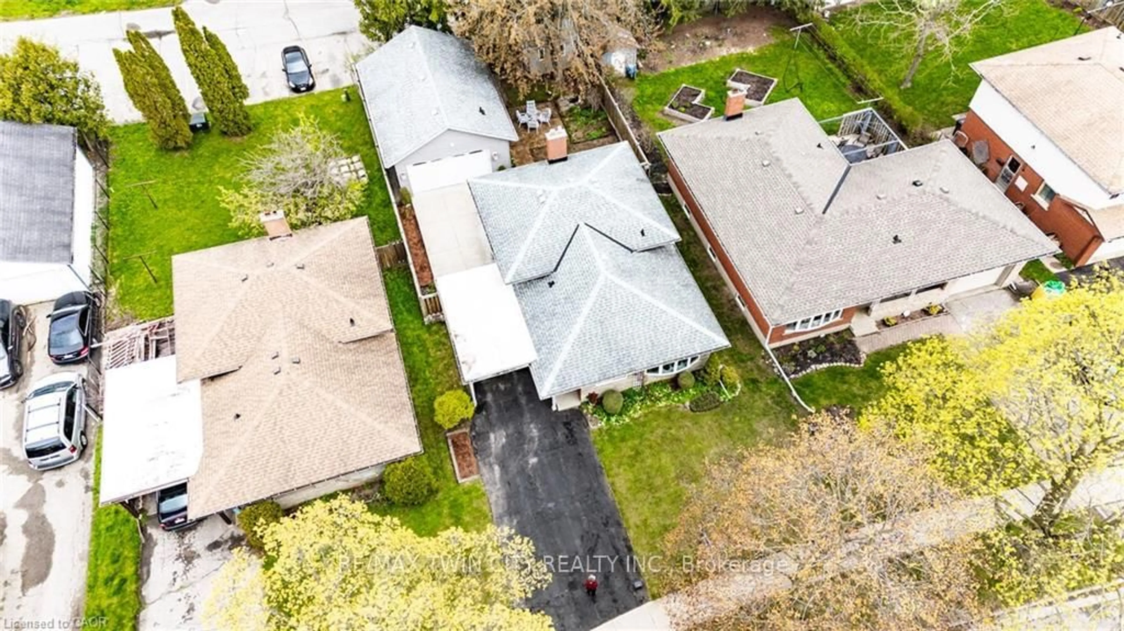 A pic from outside/outdoor area/front of a property/back of a property/a pic from drone, street for 18 QUEENSTON Cres, Kitchener Ontario N2B 2V5