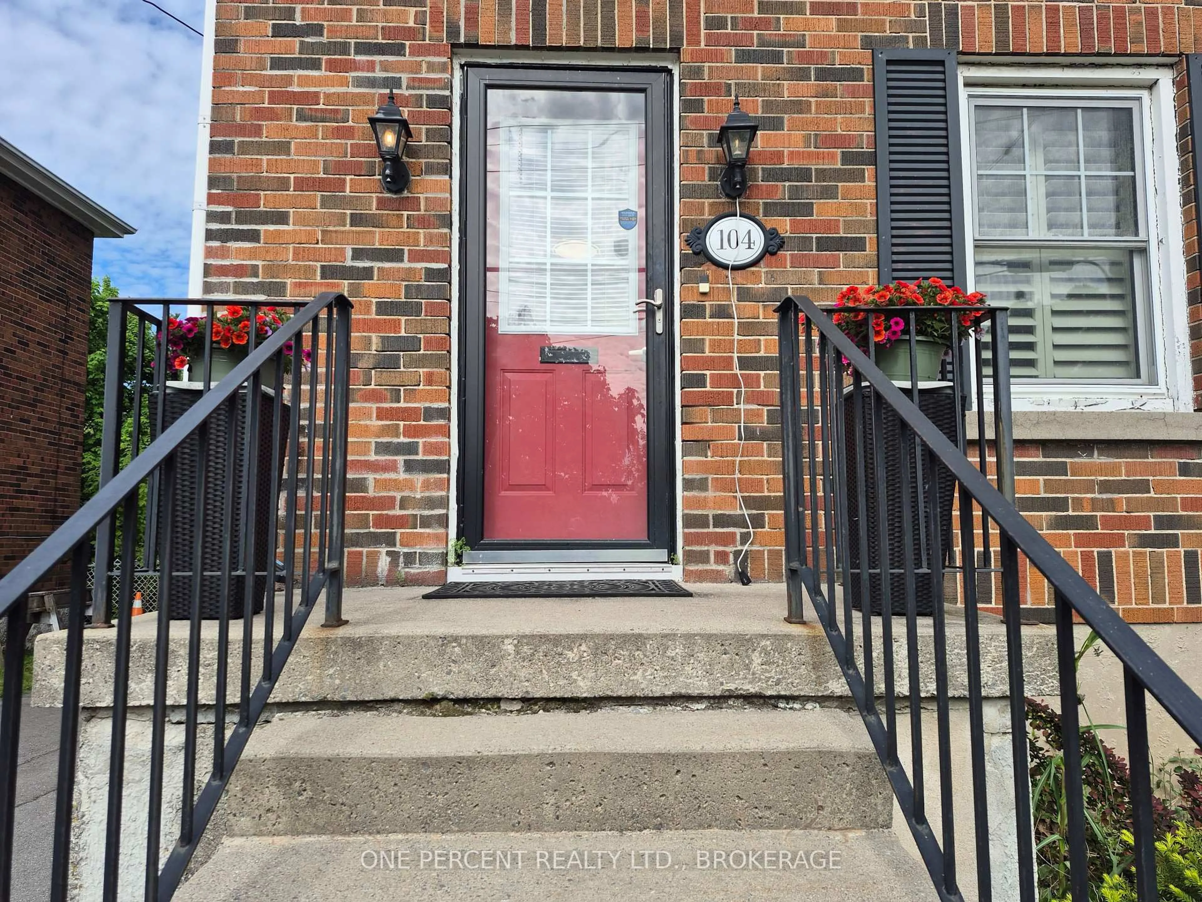 Indoor entryway for 104 Ellerbeck St, Kingston Ontario K7L 4H7