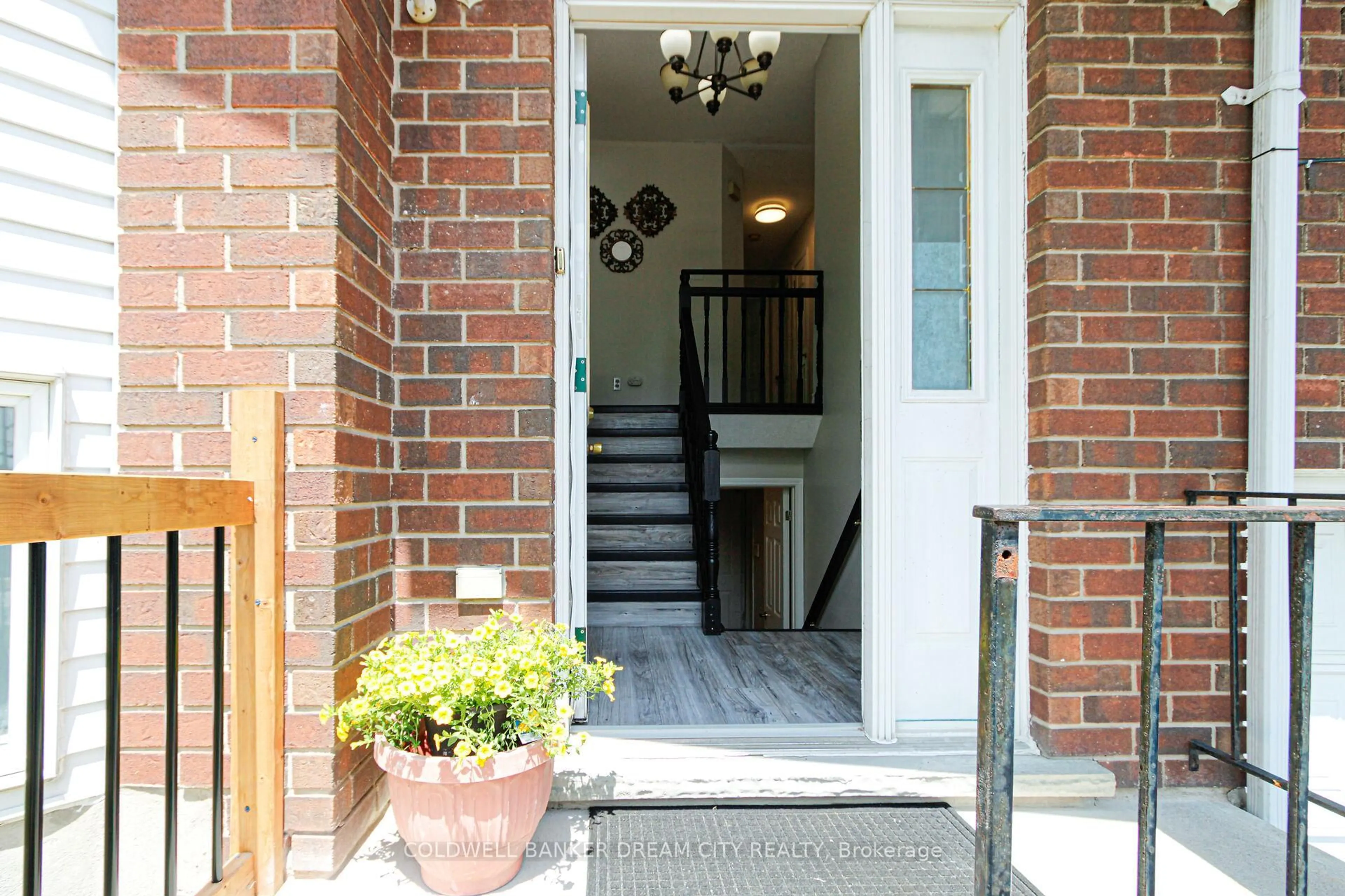 Indoor entryway for 153 FISHER MILLS Rd, Cambridge Ontario N3C 1E1