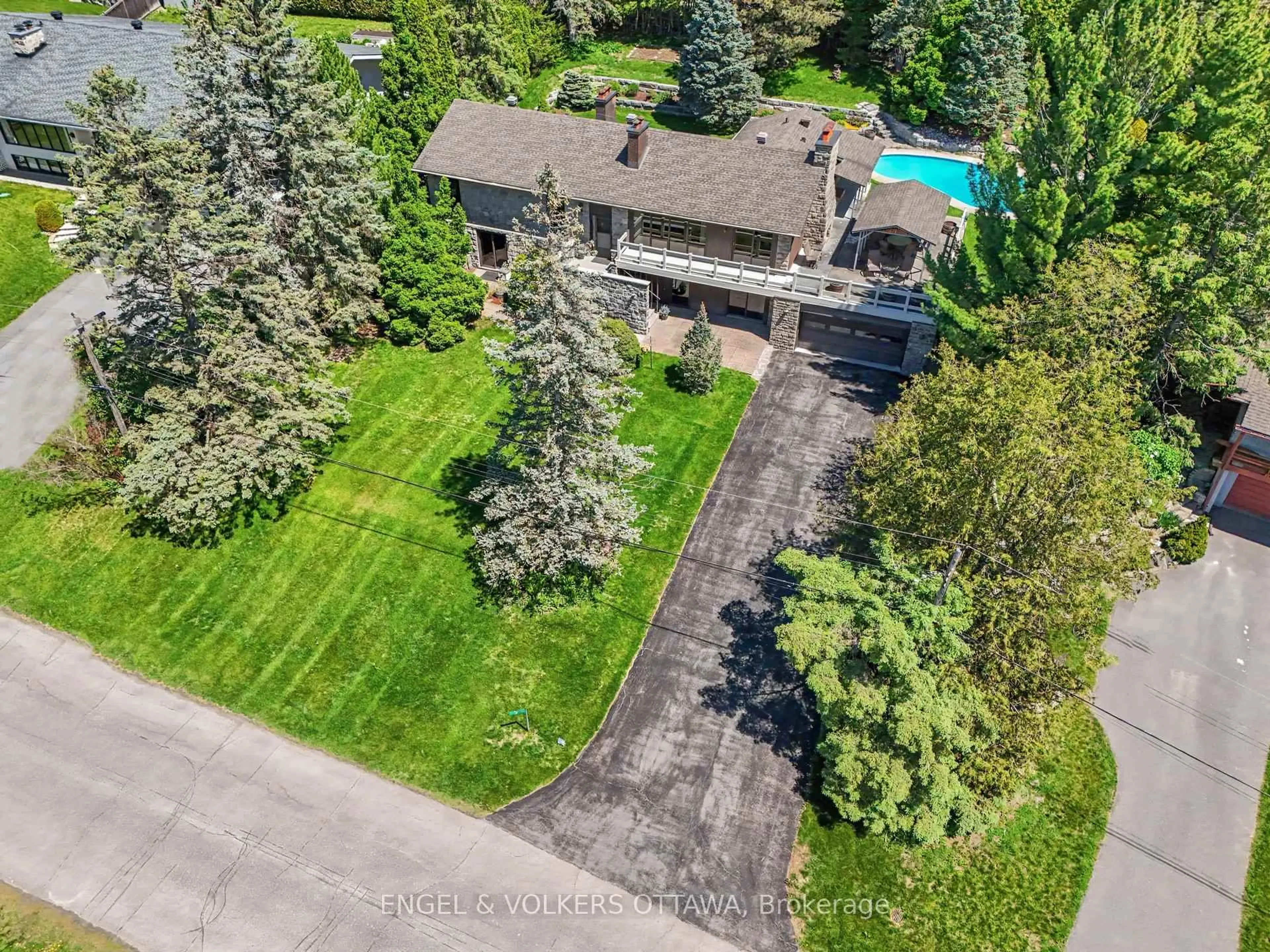 A pic from outside/outdoor area/front of a property/back of a property/a pic from drone, street for 17 Goodwood Dr, Ottawa Ontario K2J 3Z8