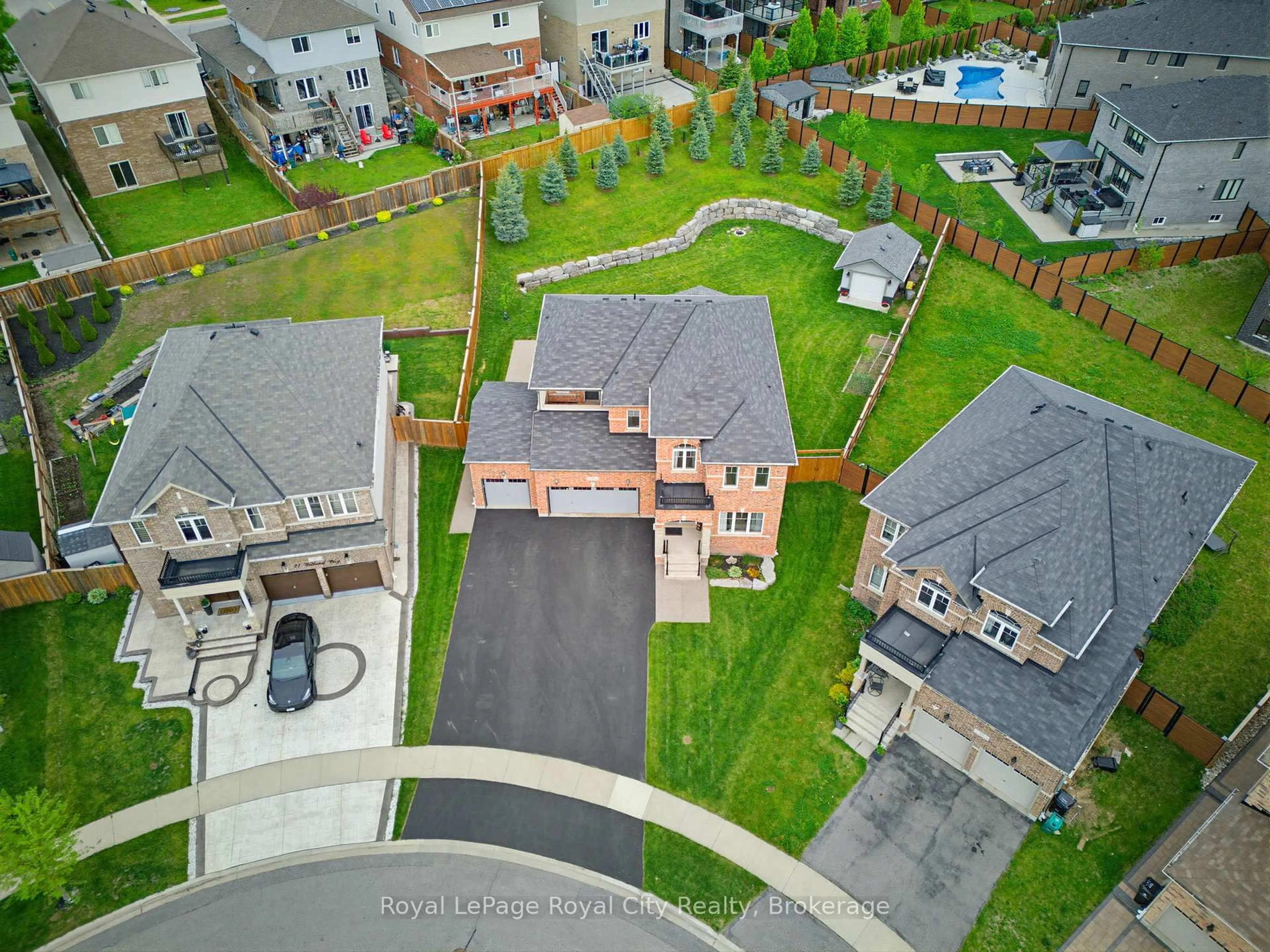 A pic from outside/outdoor area/front of a property/back of a property/a pic from drone, street for 31 Wetland Way, Kitchener Ontario N2P 2Y8