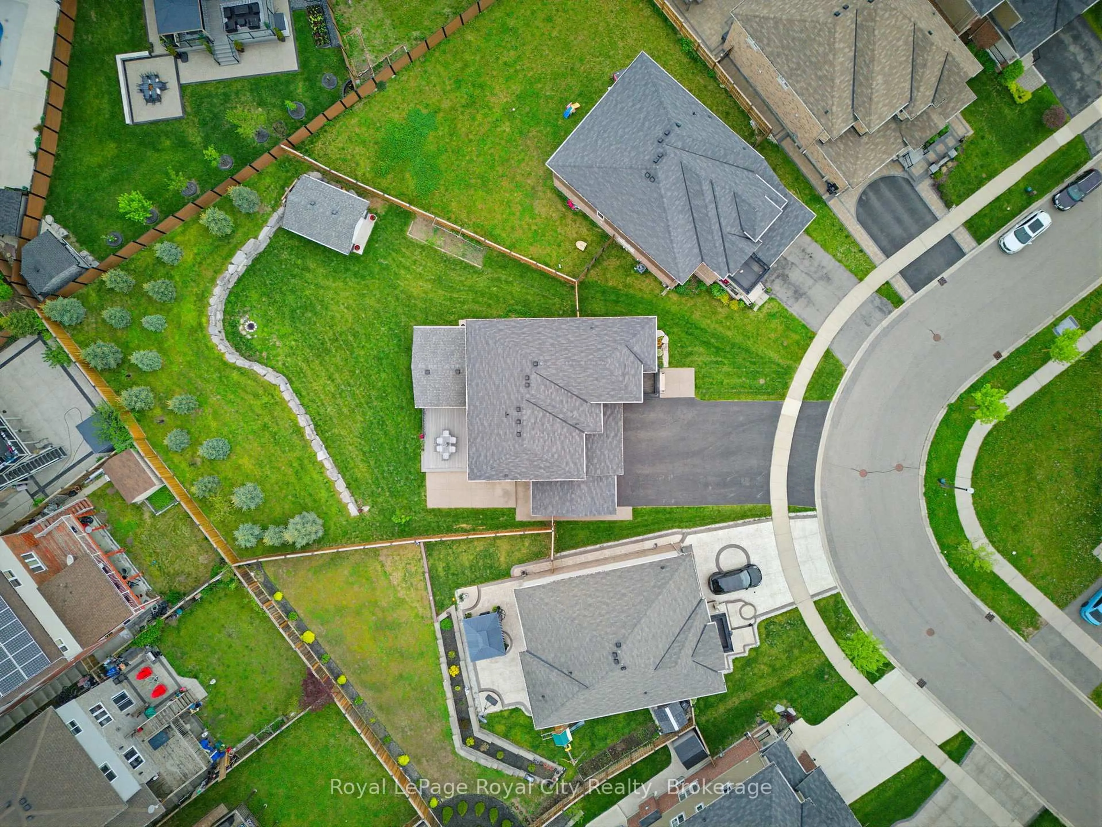 A pic from outside/outdoor area/front of a property/back of a property/a pic from drone, street for 31 Wetland Way, Kitchener Ontario N2P 2Y8