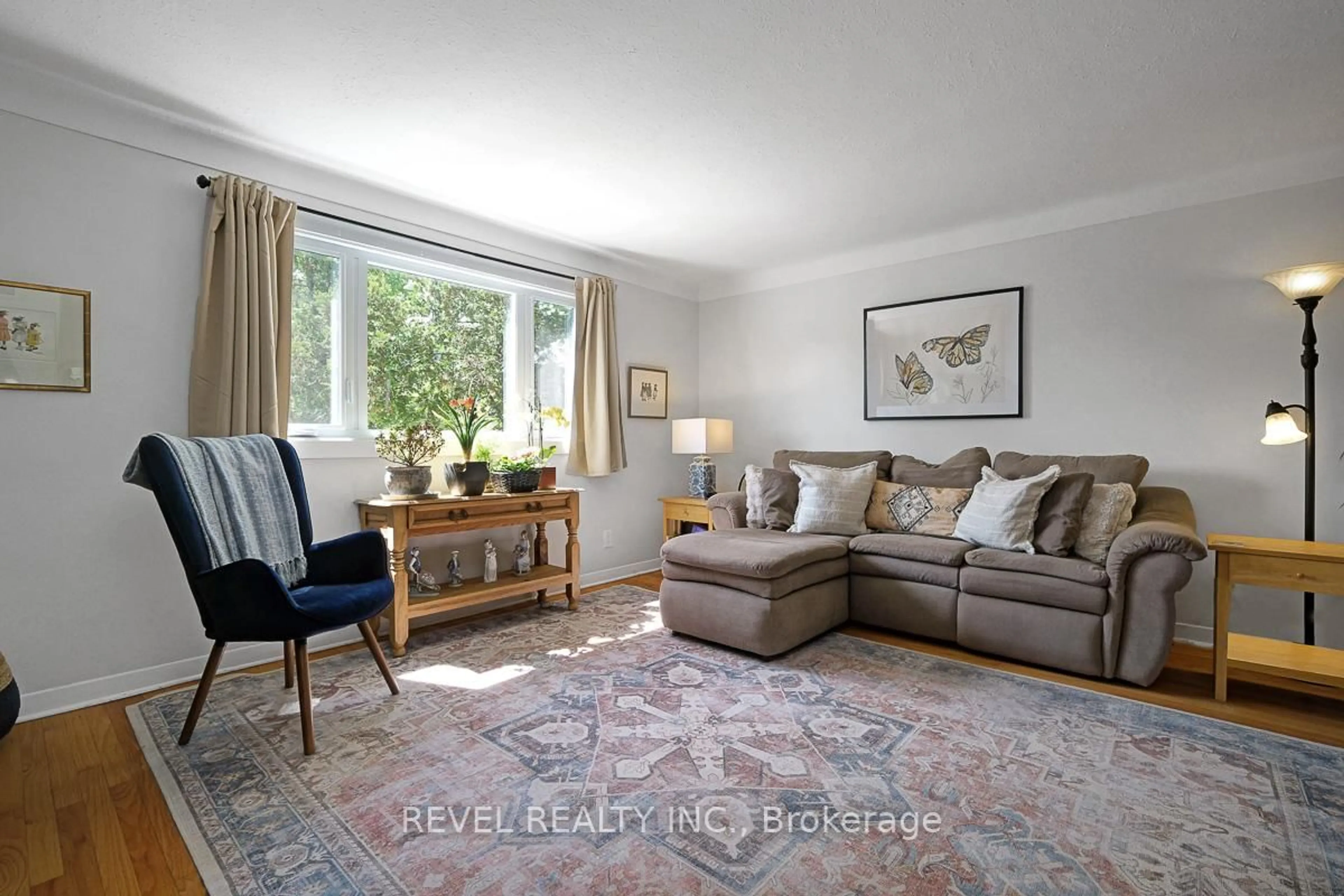Living room with furniture, unknown for 63 Findlay Ave, Ottawa Ontario K1S 2V1