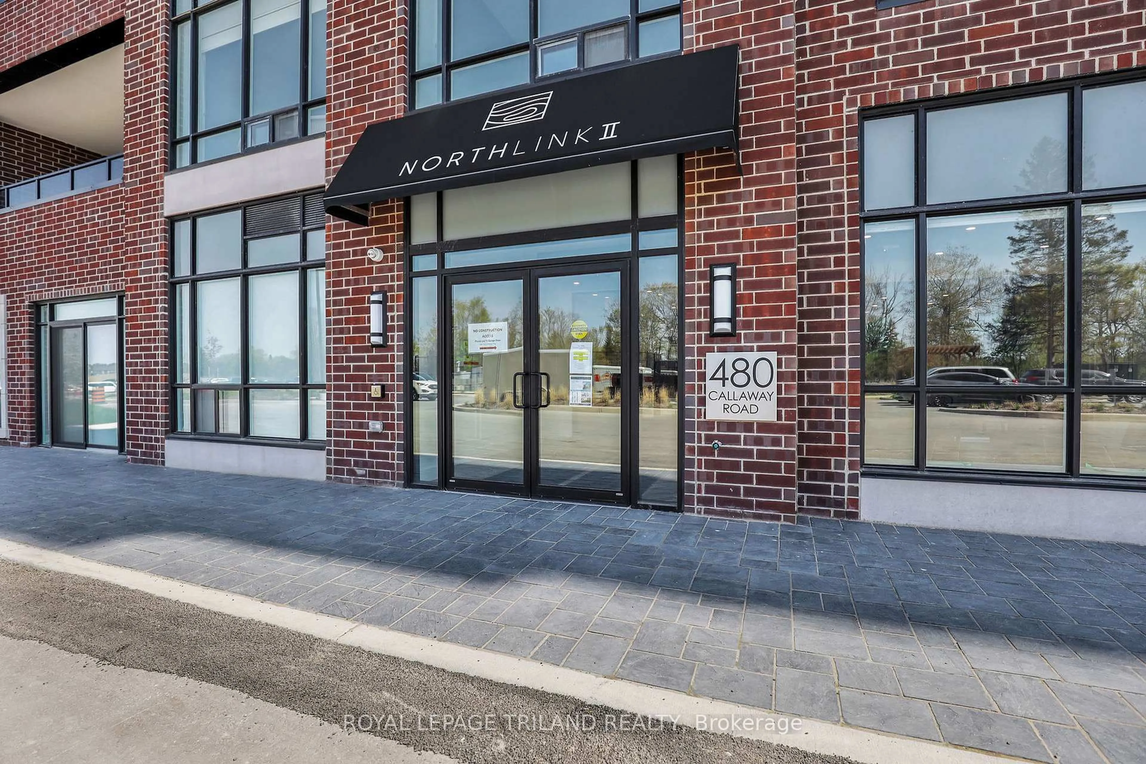 Indoor foyer for 480 Callaway Rd #215, London North Ontario N6G 0Z3