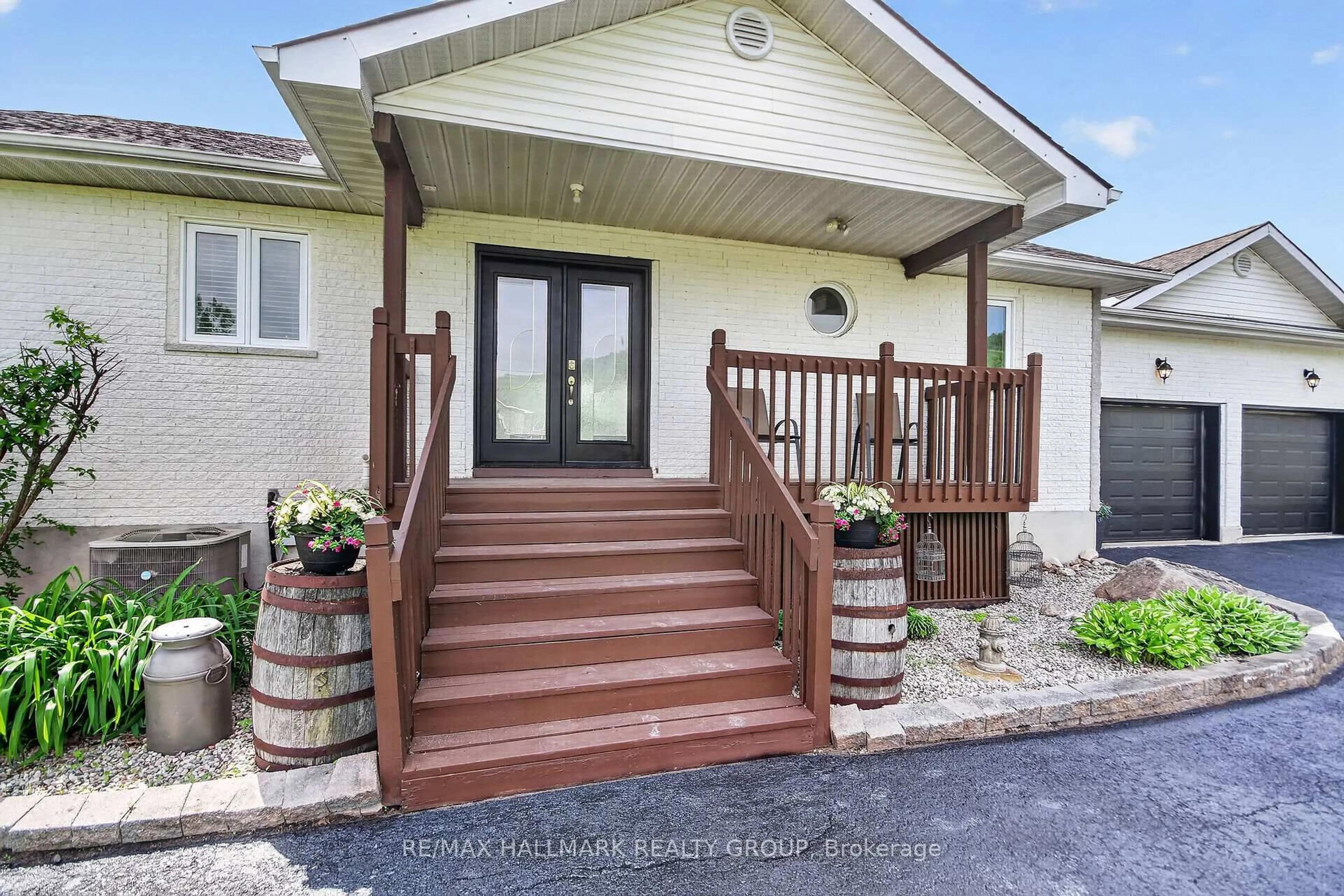 Indoor entryway for 7414 Dawn Tara Dr, Ottawa Ontario K4P 1P4