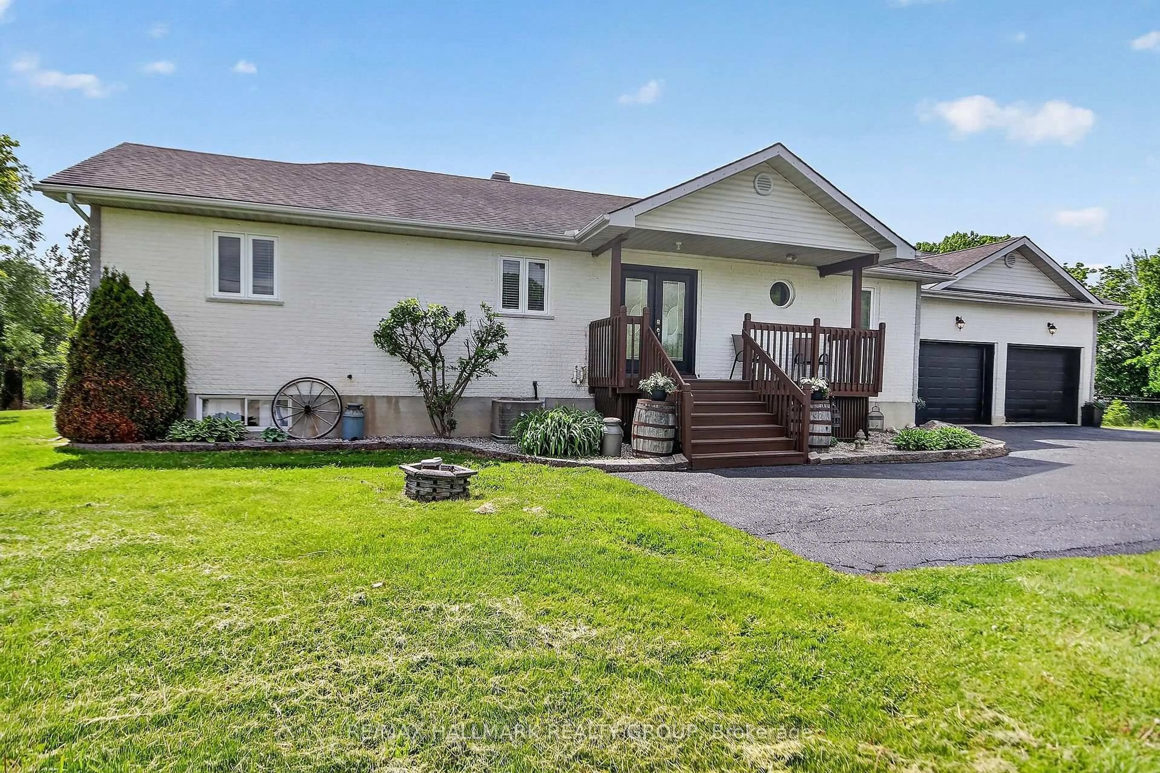 A pic from outside/outdoor area/front of a property/back of a property/a pic from drone, unknown for 7414 Dawn Tara Dr, Ottawa Ontario K4P 1P4