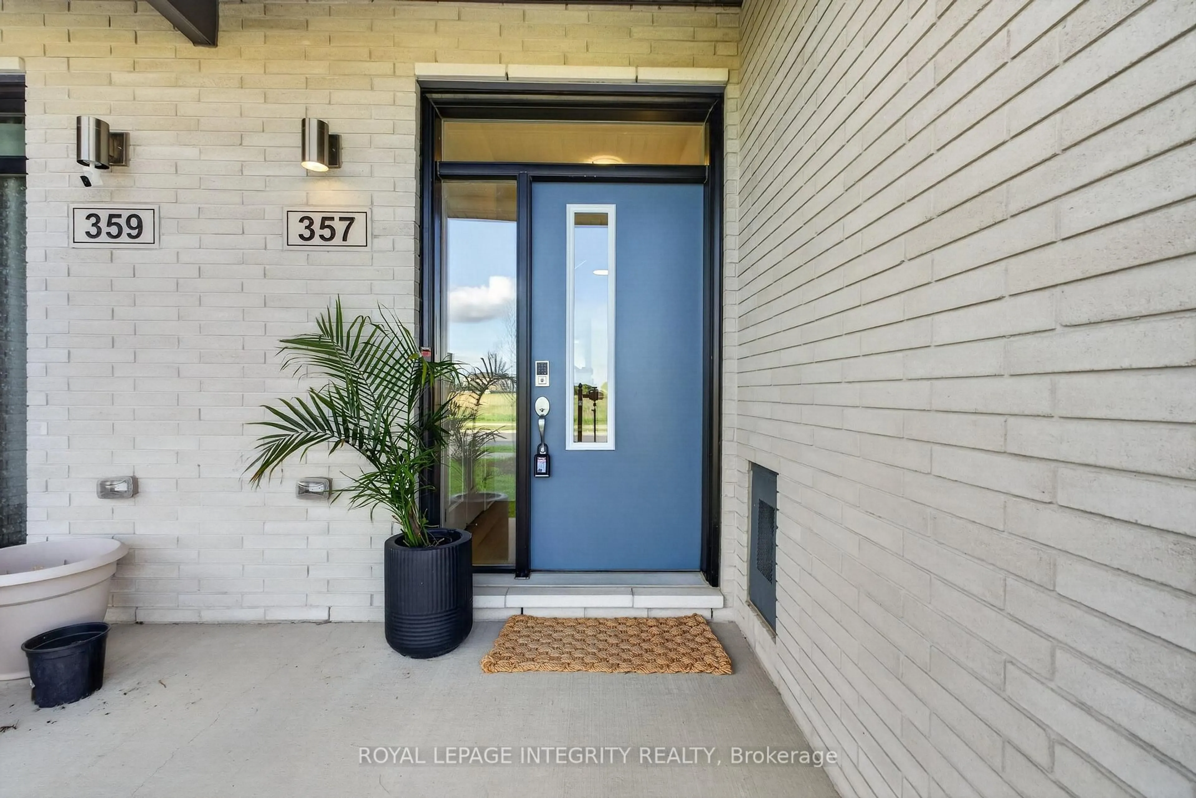 Indoor entryway for 357 Cope Dr, Ottawa Ontario K2V 0P7