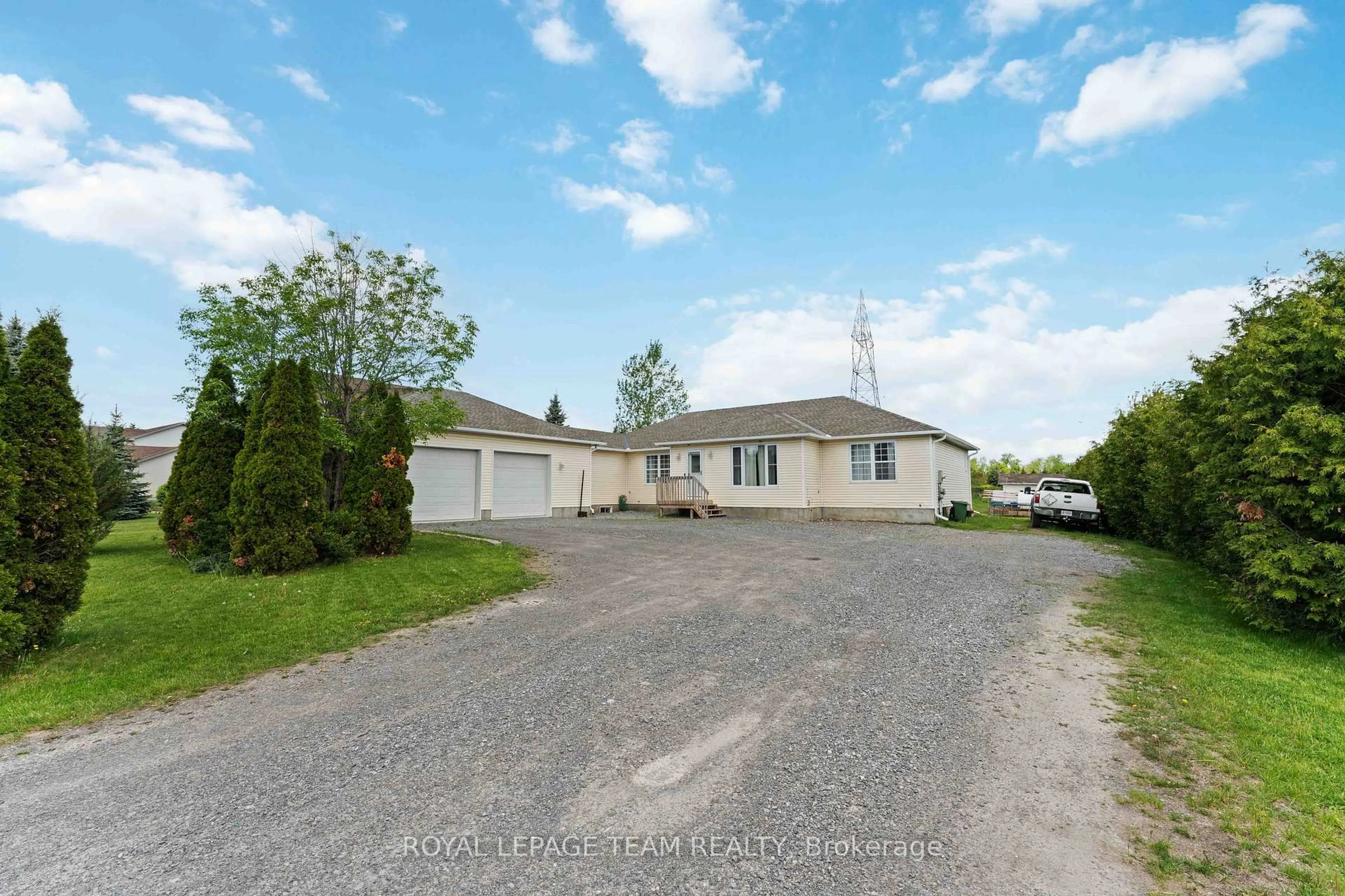 A pic from outside/outdoor area/front of a property/back of a property/a pic from drone, street for 1628 Stanleyfield Cres, Greely Ontario K4P 1M7