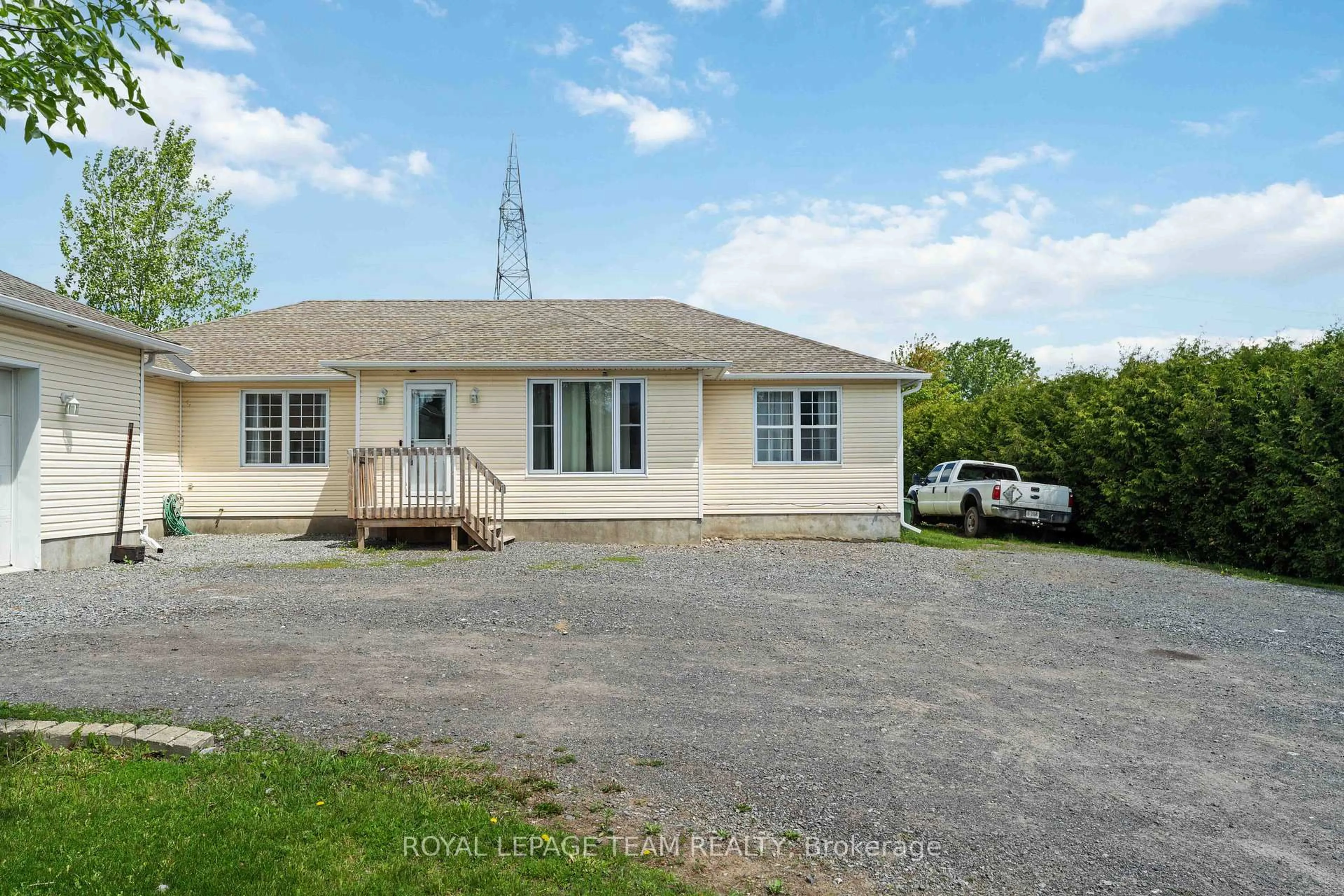 A pic from outside/outdoor area/front of a property/back of a property/a pic from drone, building for 1628 Stanleyfield Cres, Greely Ontario K4P 1M7