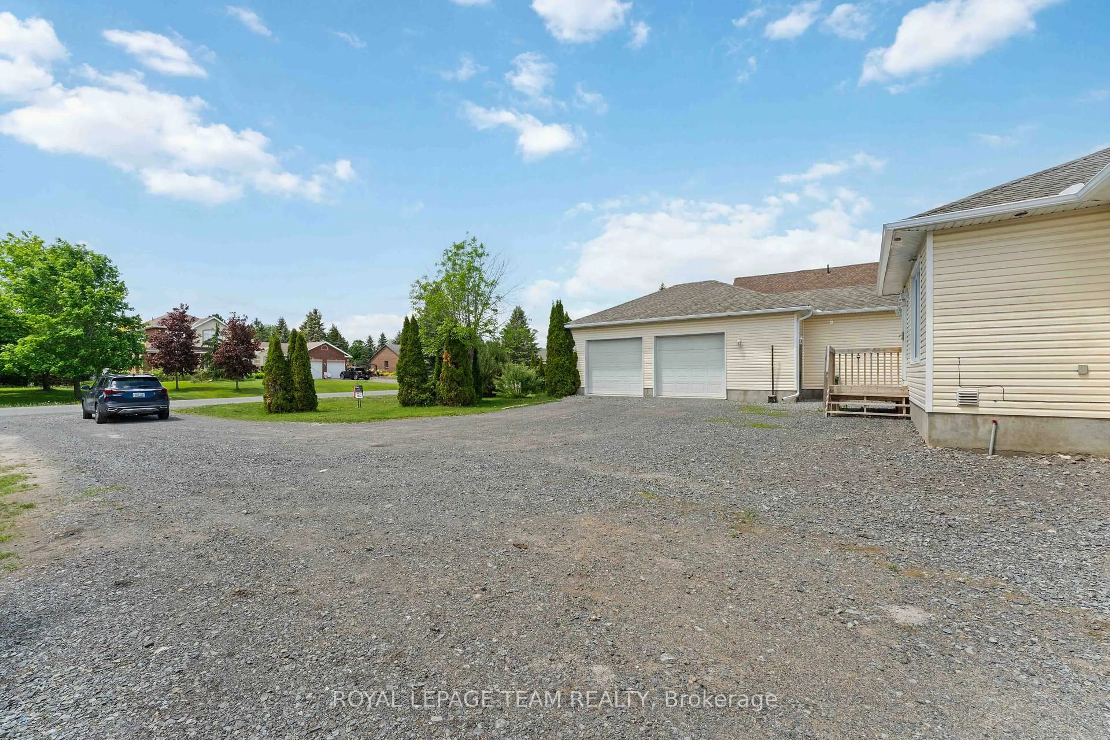 A pic from outside/outdoor area/front of a property/back of a property/a pic from drone, street for 1628 Stanleyfield Cres, Greely Ontario K4P 1M7