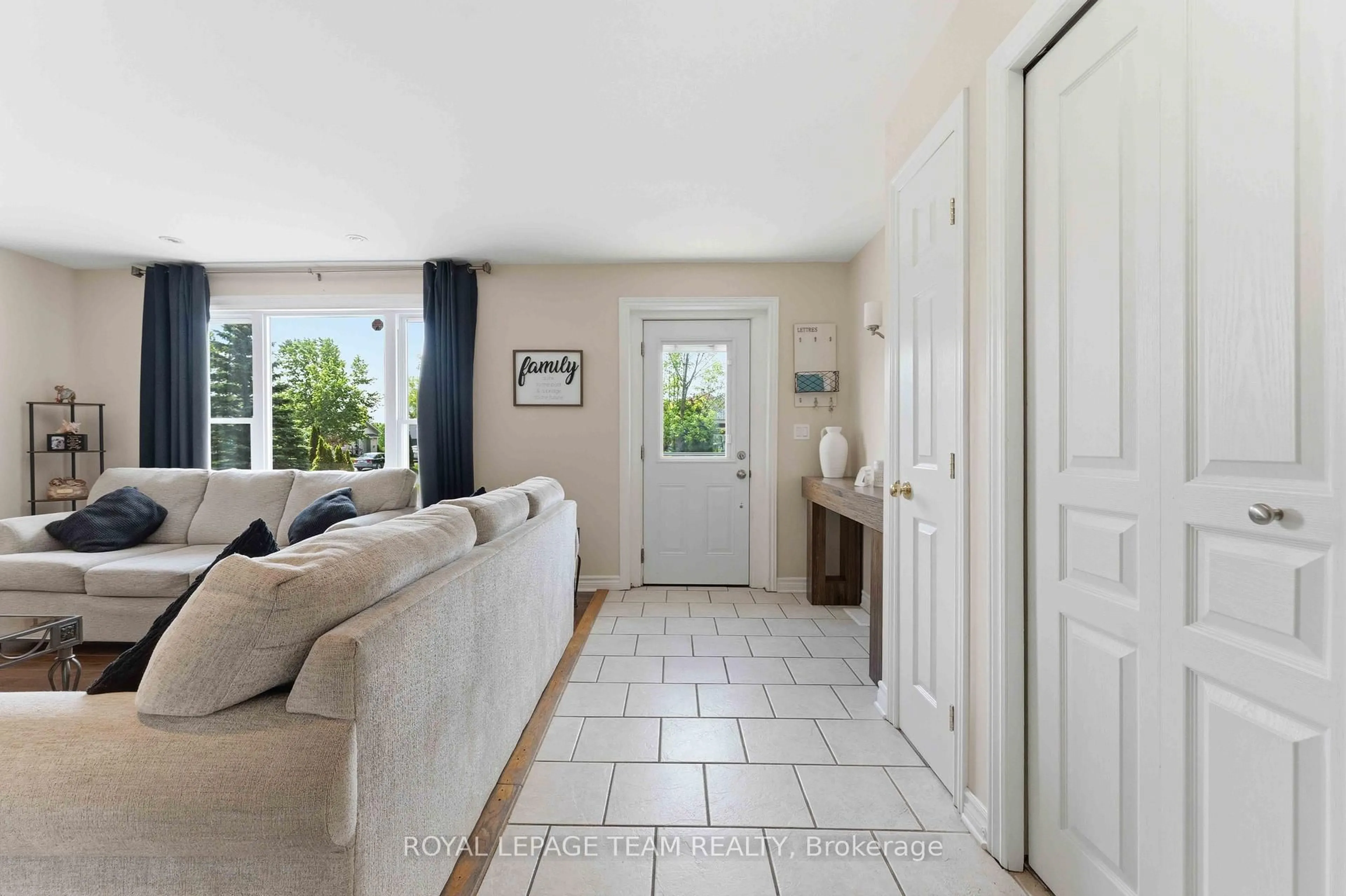 Indoor entryway for 1628 Stanleyfield Cres, Greely Ontario K4P 1M7