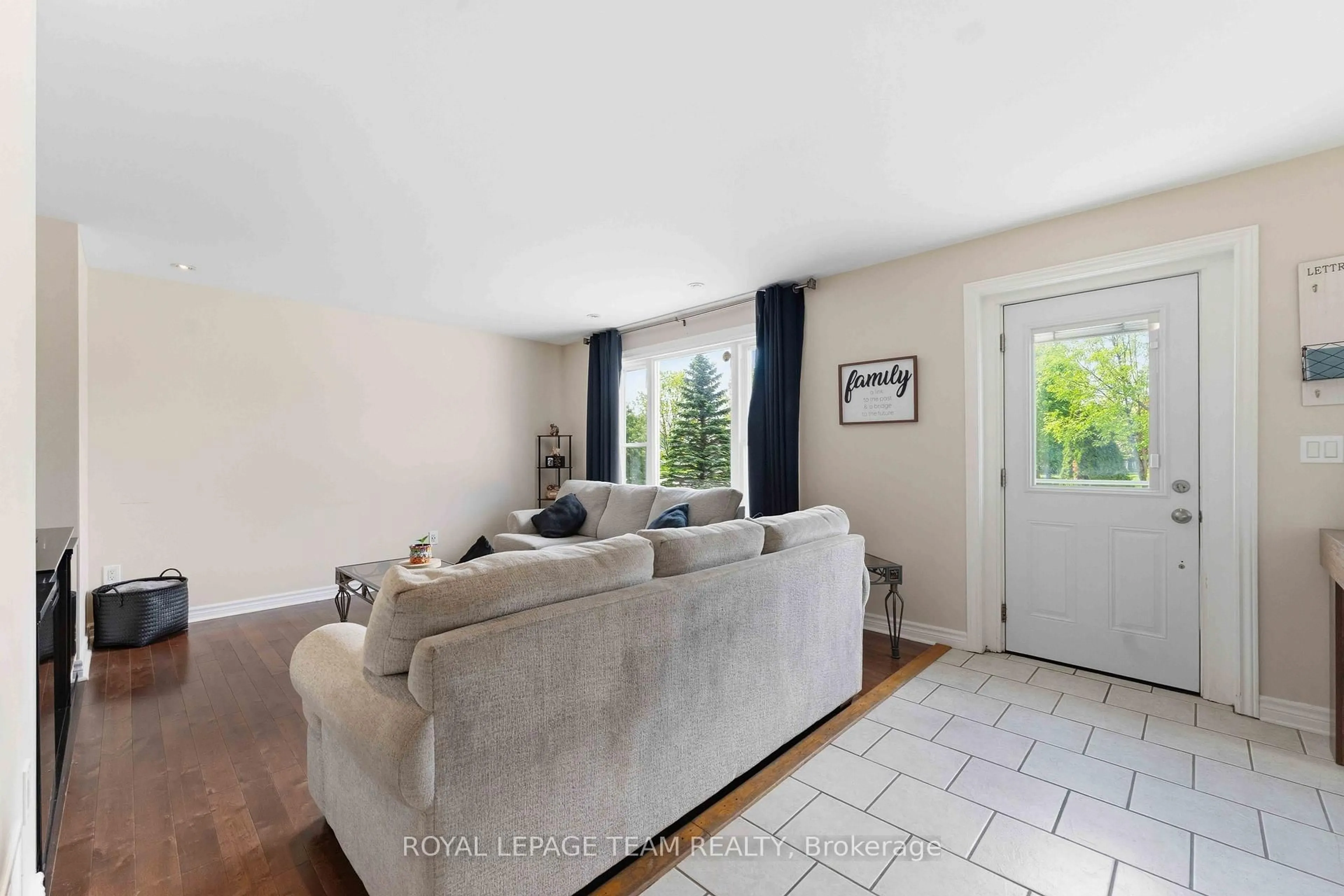 Living room with furniture, unknown for 1628 Stanleyfield Cres, Greely Ontario K4P 1M7