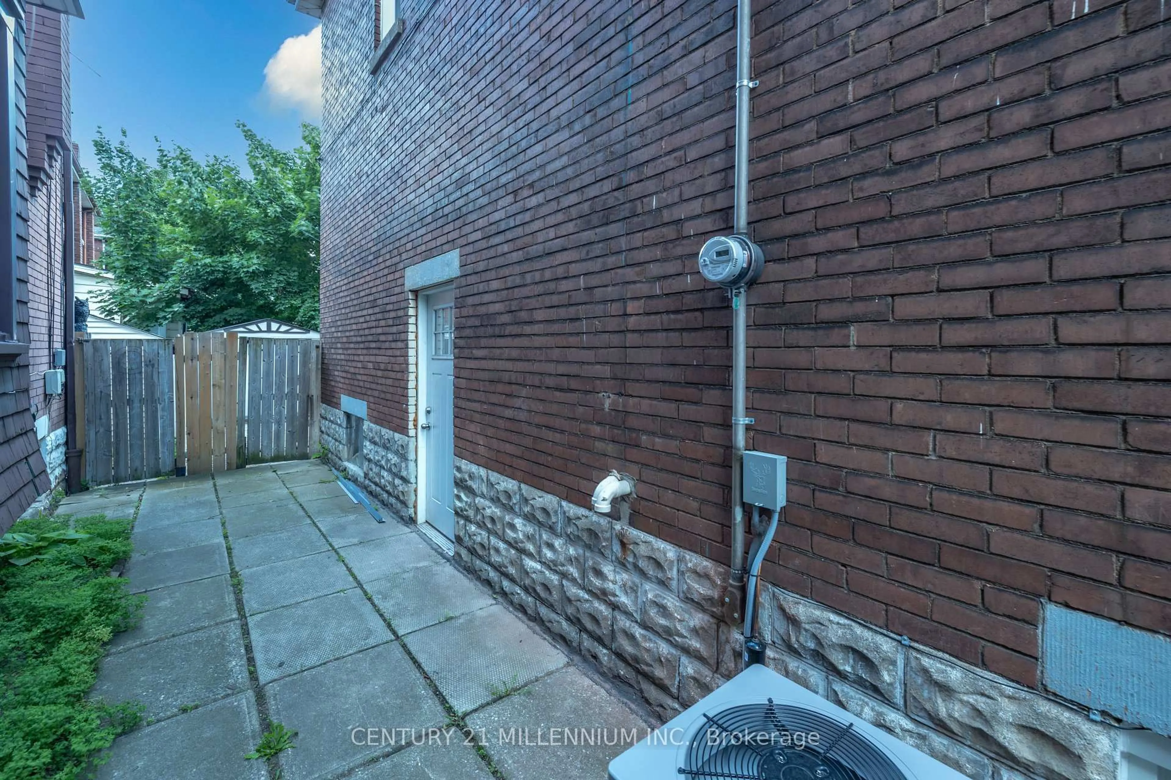 A pic from outside/outdoor area/front of a property/back of a property/a pic from drone, street for 242 Balmoral Ave, Hamilton Ontario L8L 7S2