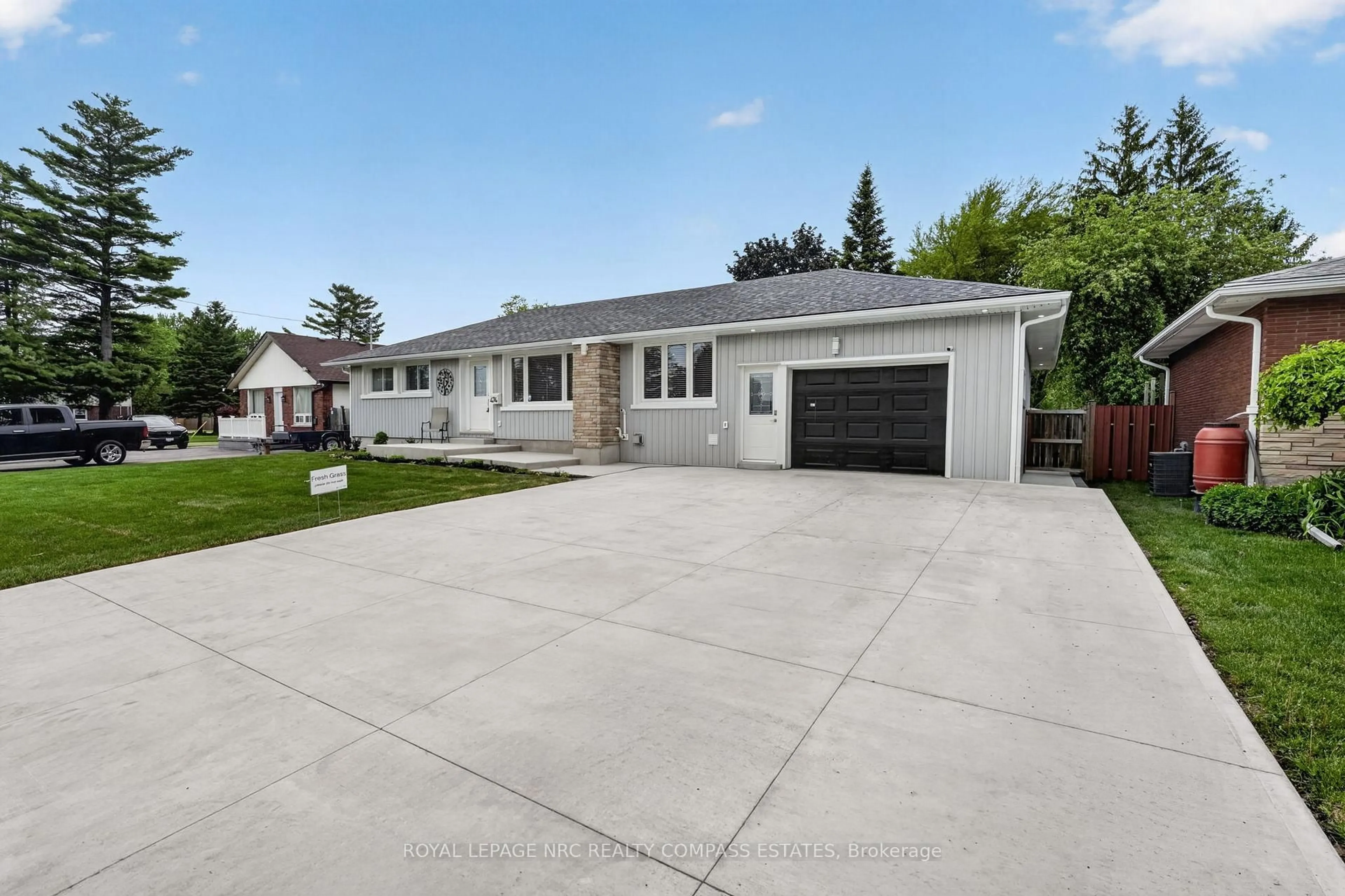 Home with vinyl exterior material, street for 474 Fitch St, Welland Ontario L3C 4W9