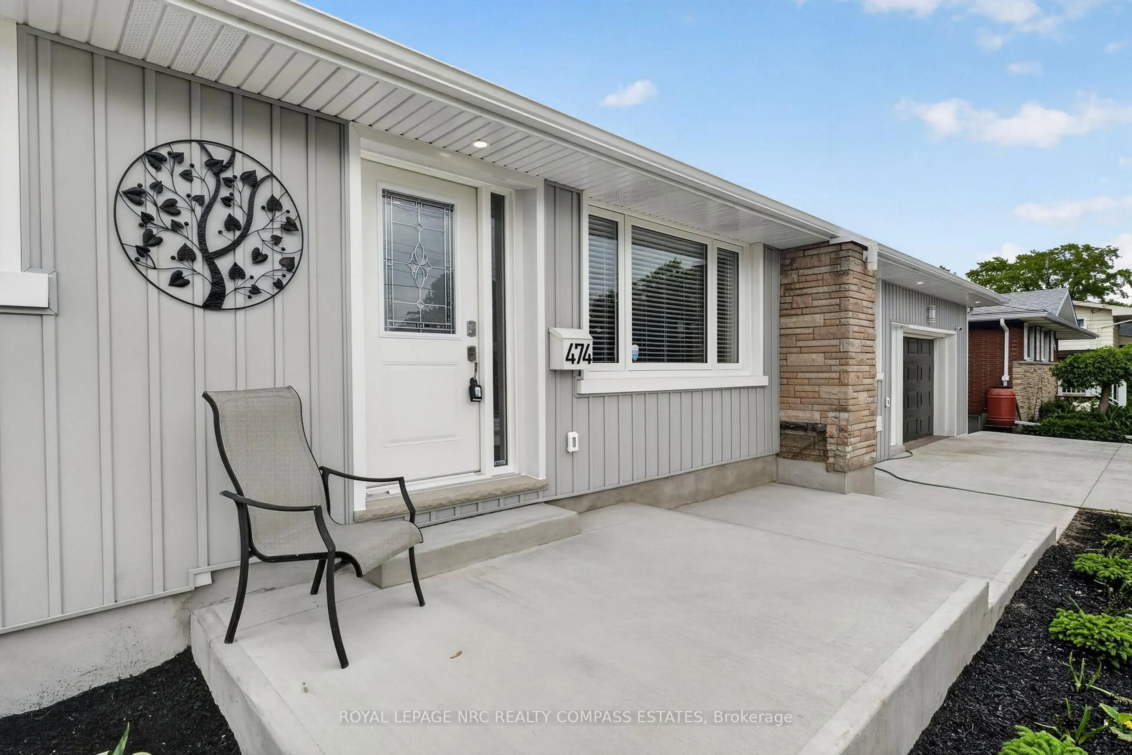 Home with vinyl exterior material, street for 474 Fitch St, Welland Ontario L3C 4W9