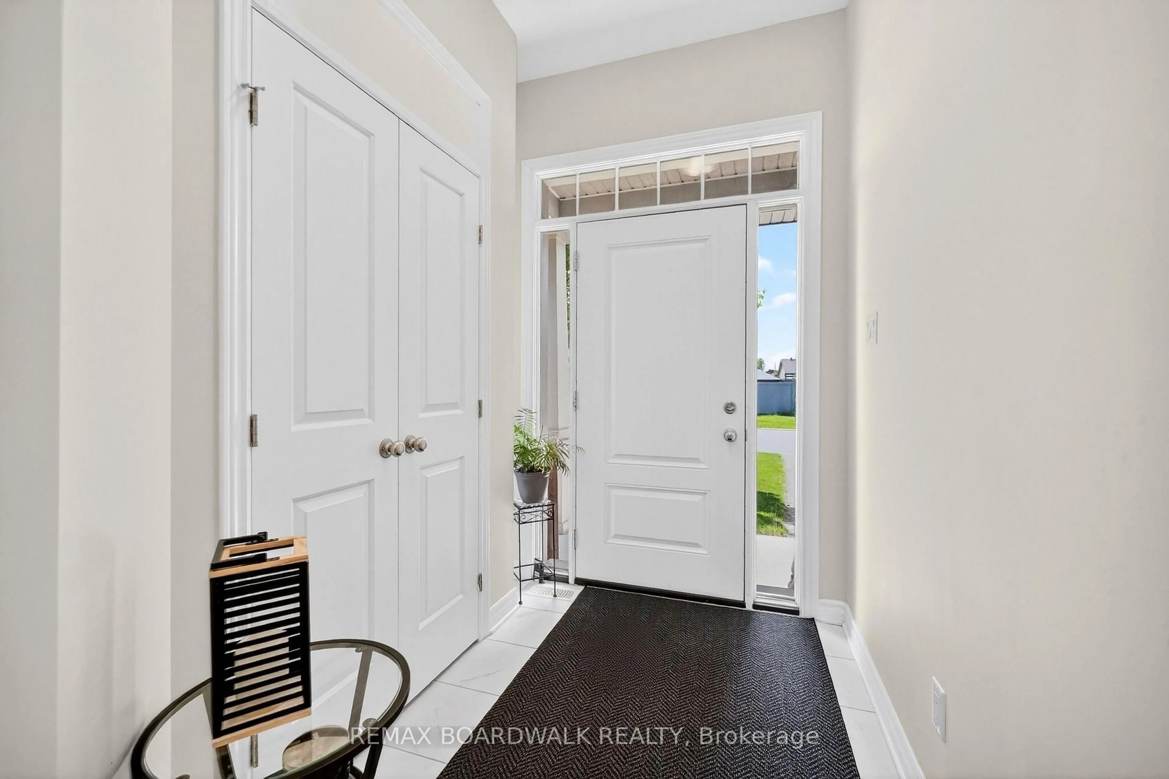 Indoor entryway for 2 Duncanville St, Russell Ontario K4R 1E5