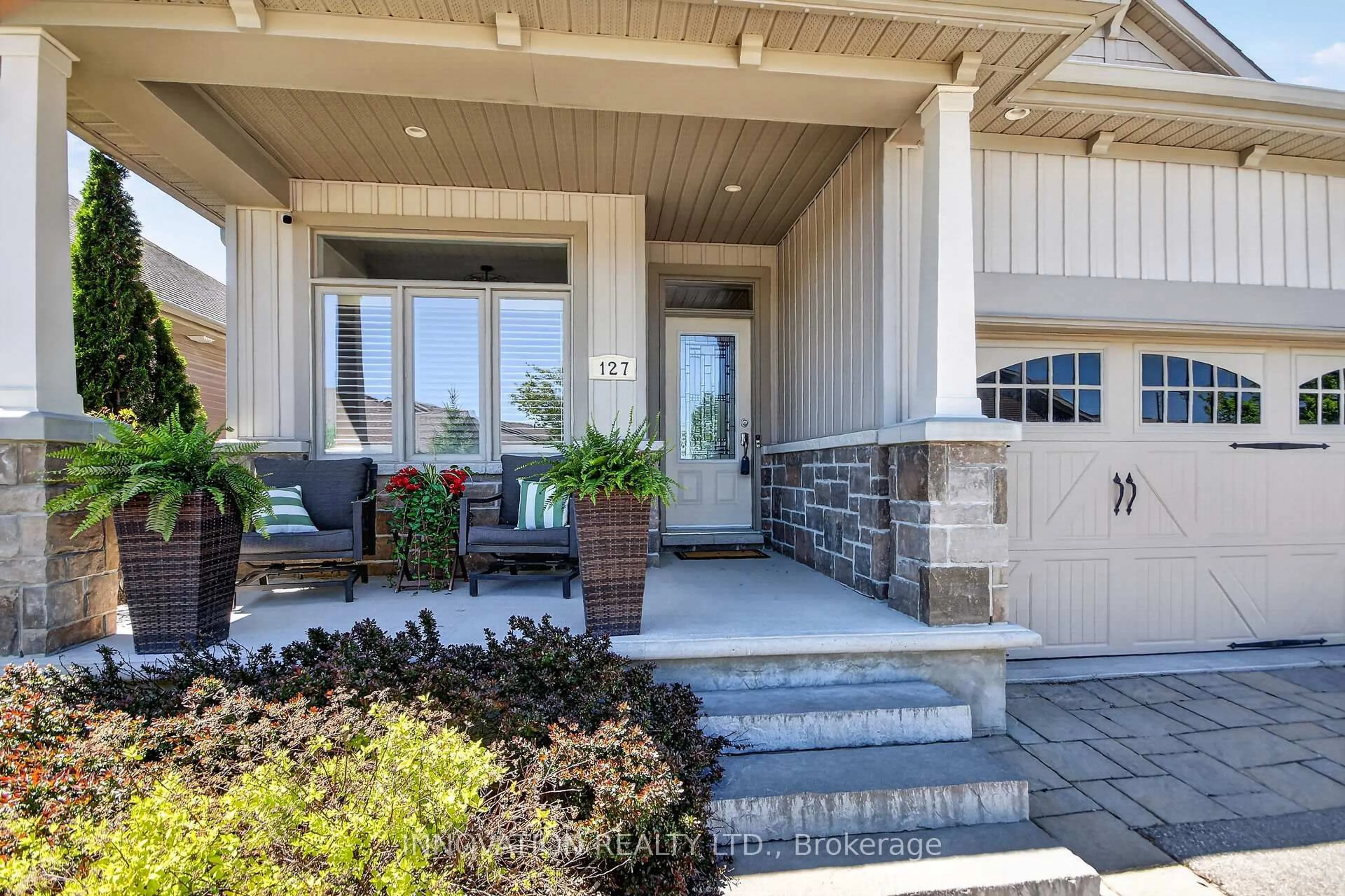 Indoor entryway for 127 Elfin Grve, Ottawa Ontario K2V 0B9