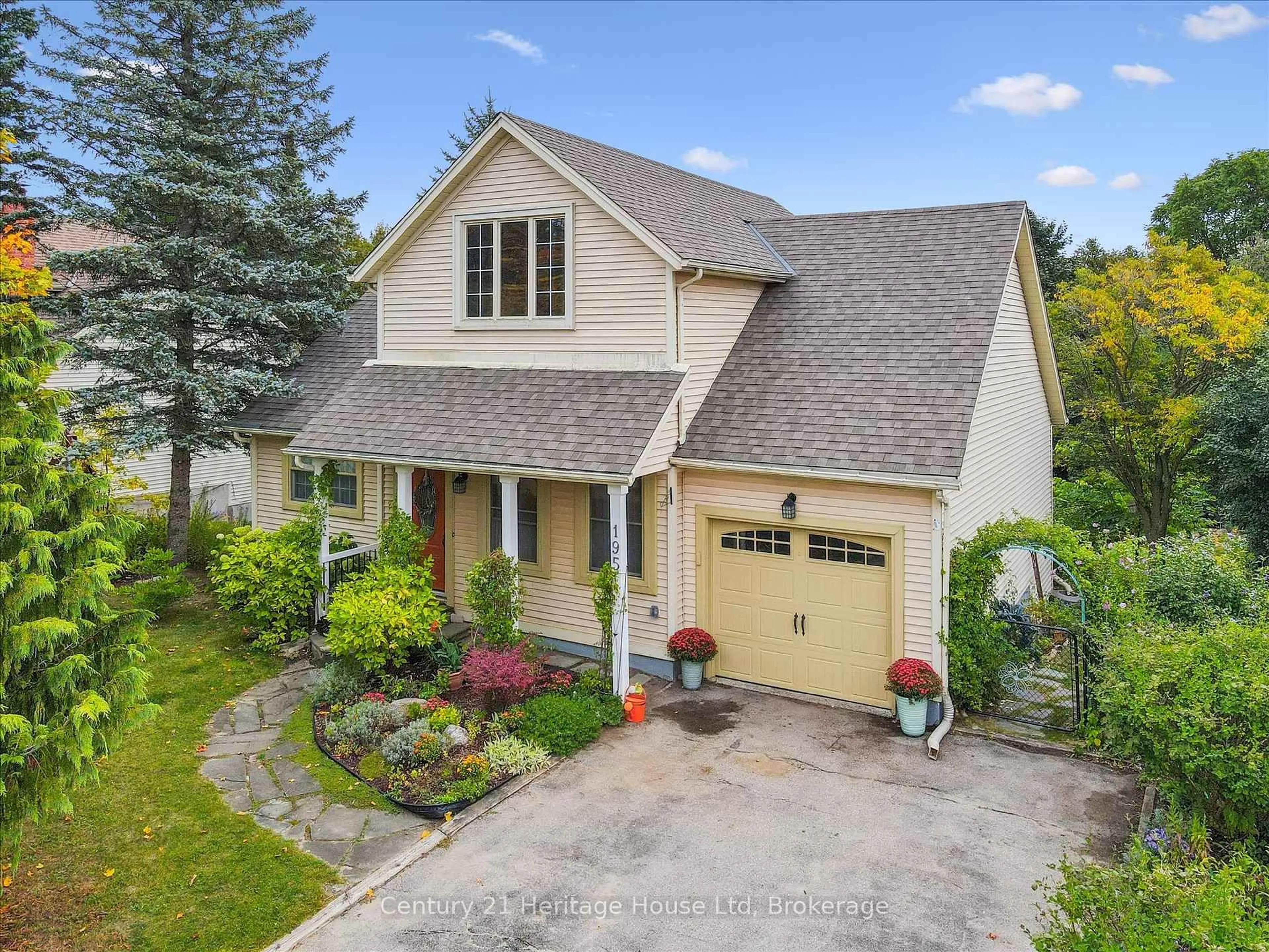 A pic from outside/outdoor area/front of a property/back of a property/a pic from drone, street for 195 Jackson St, Guelph/Eramosa Ontario N0B 2K0