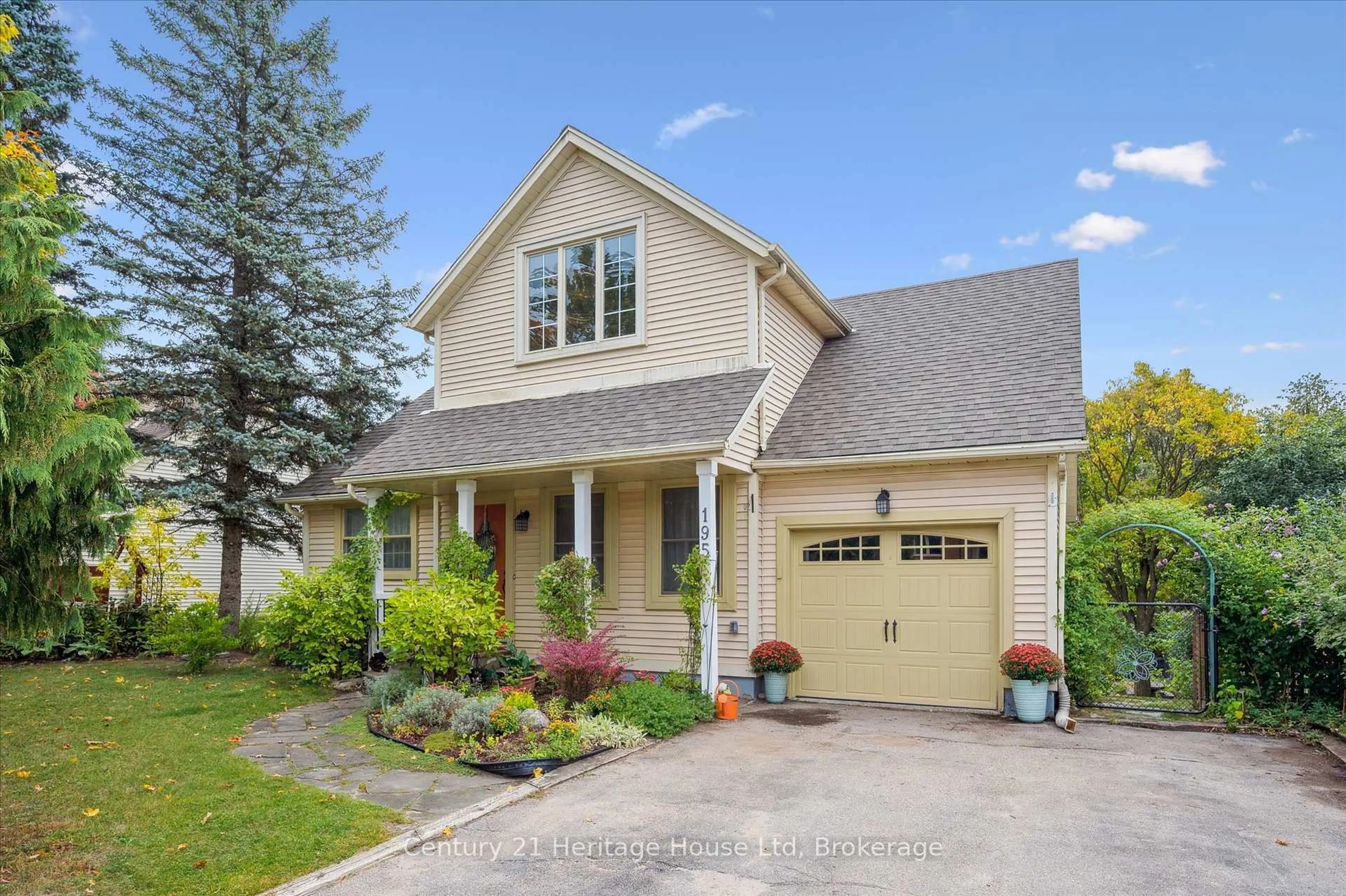 Home with vinyl exterior material, street for 195 Jackson St, Guelph/Eramosa Ontario N0B 2K0