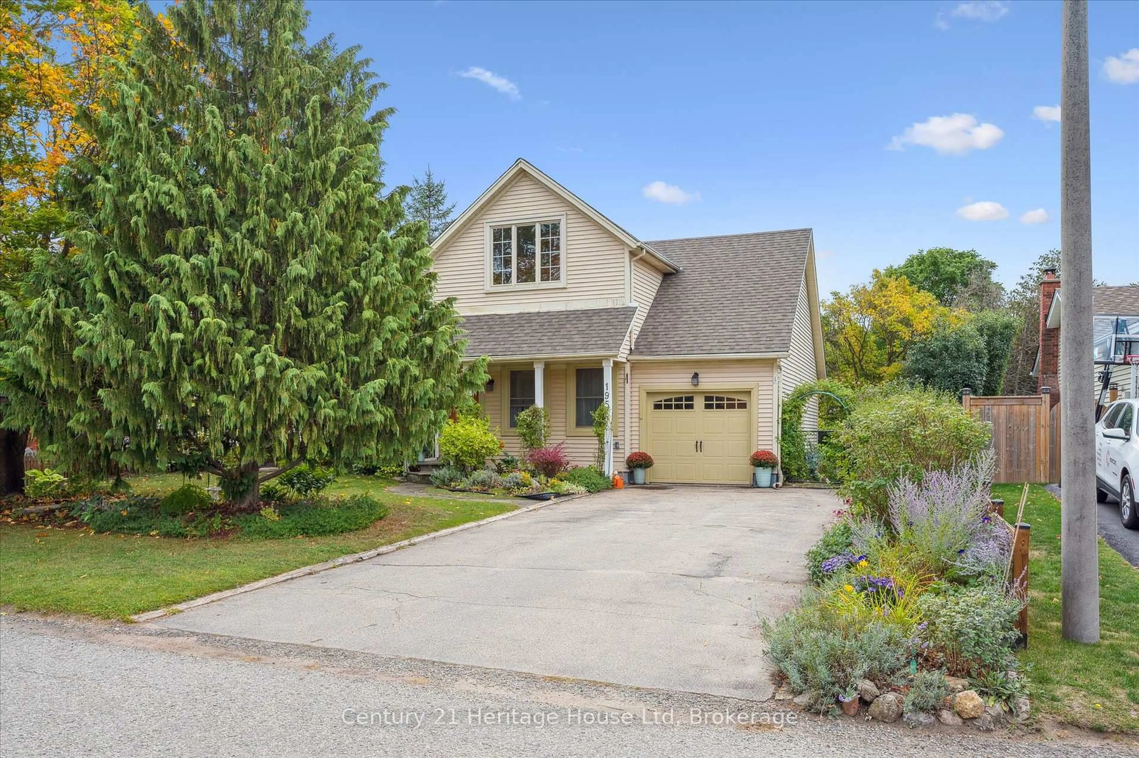 Home with vinyl exterior material, street for 195 Jackson St, Guelph/Eramosa Ontario N0B 2K0