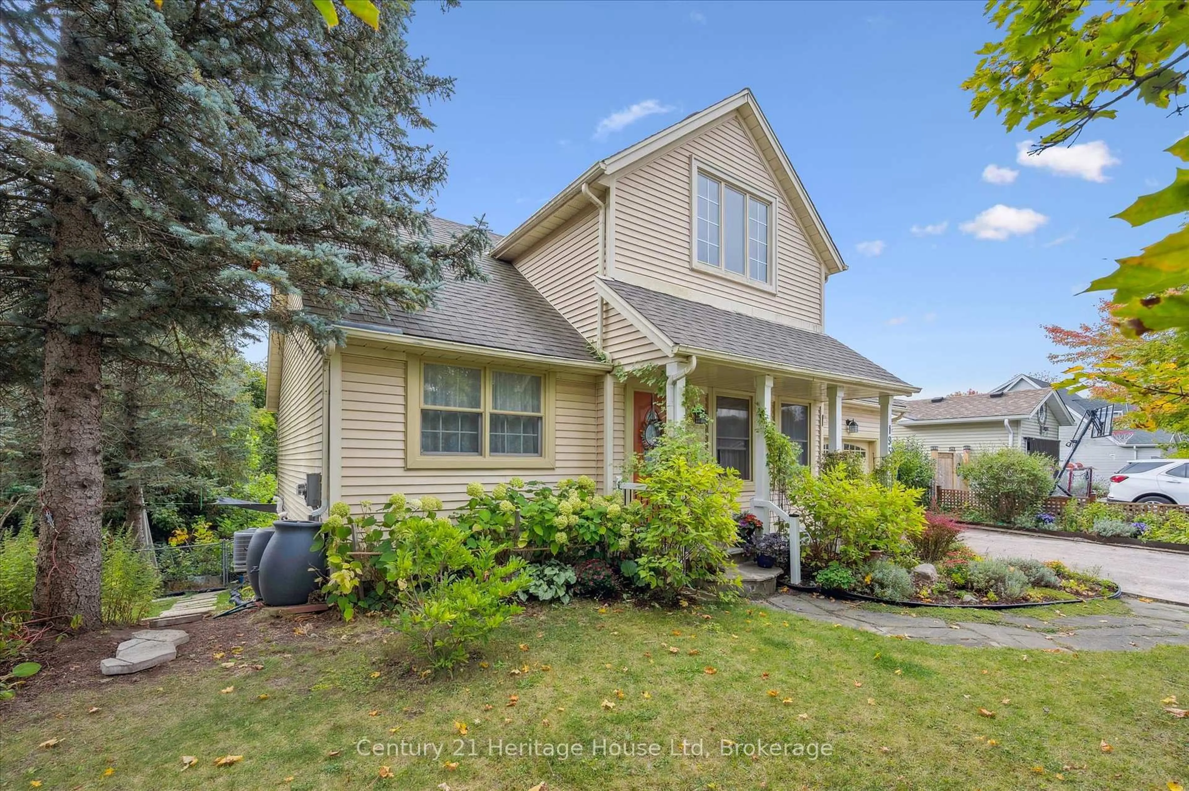 Home with vinyl exterior material, street for 195 Jackson St, Guelph/Eramosa Ontario N0B 2K0