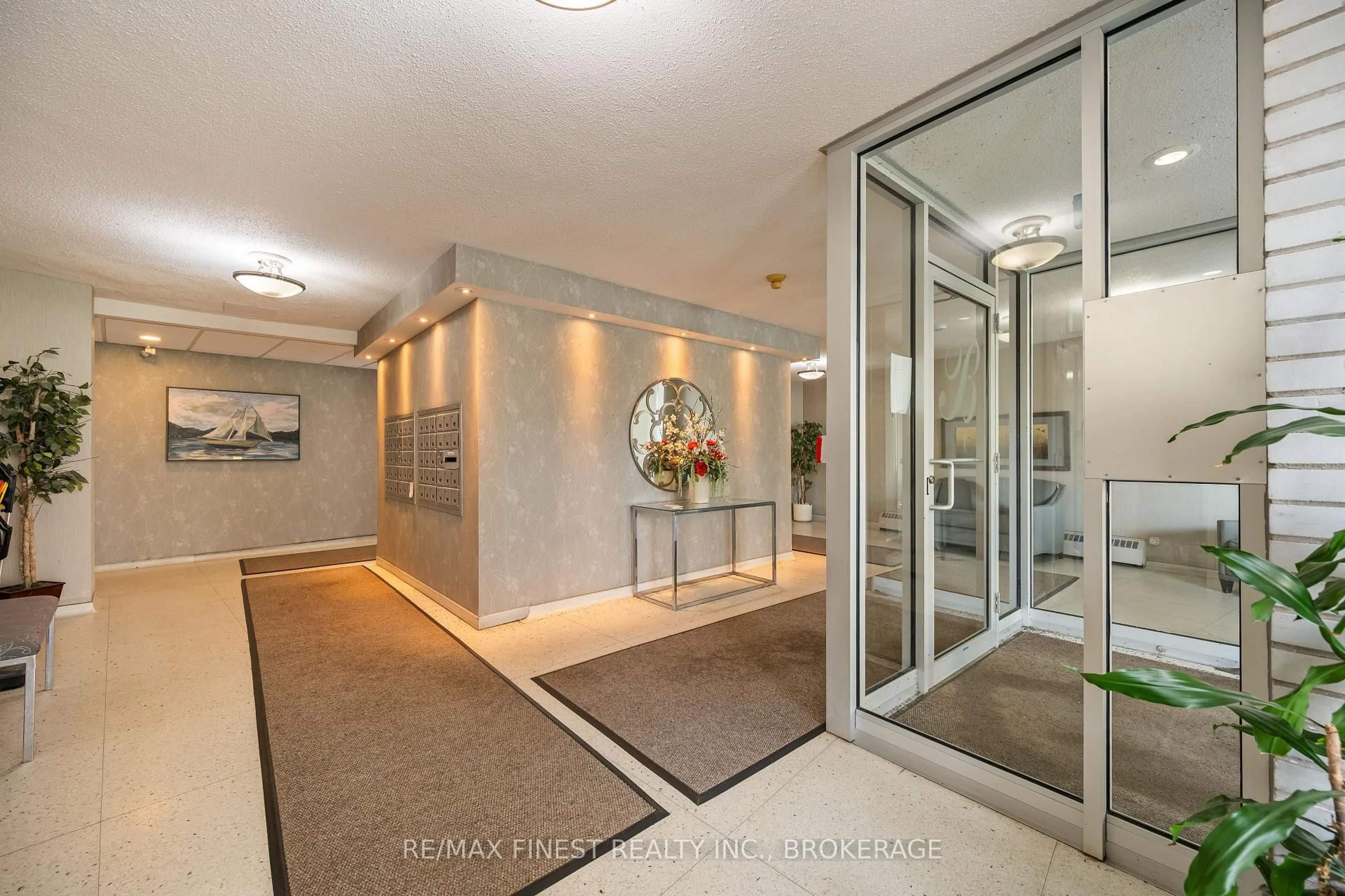 Indoor foyer for 1 Mowat Ave #105, Kingston Ontario K7M 1J8