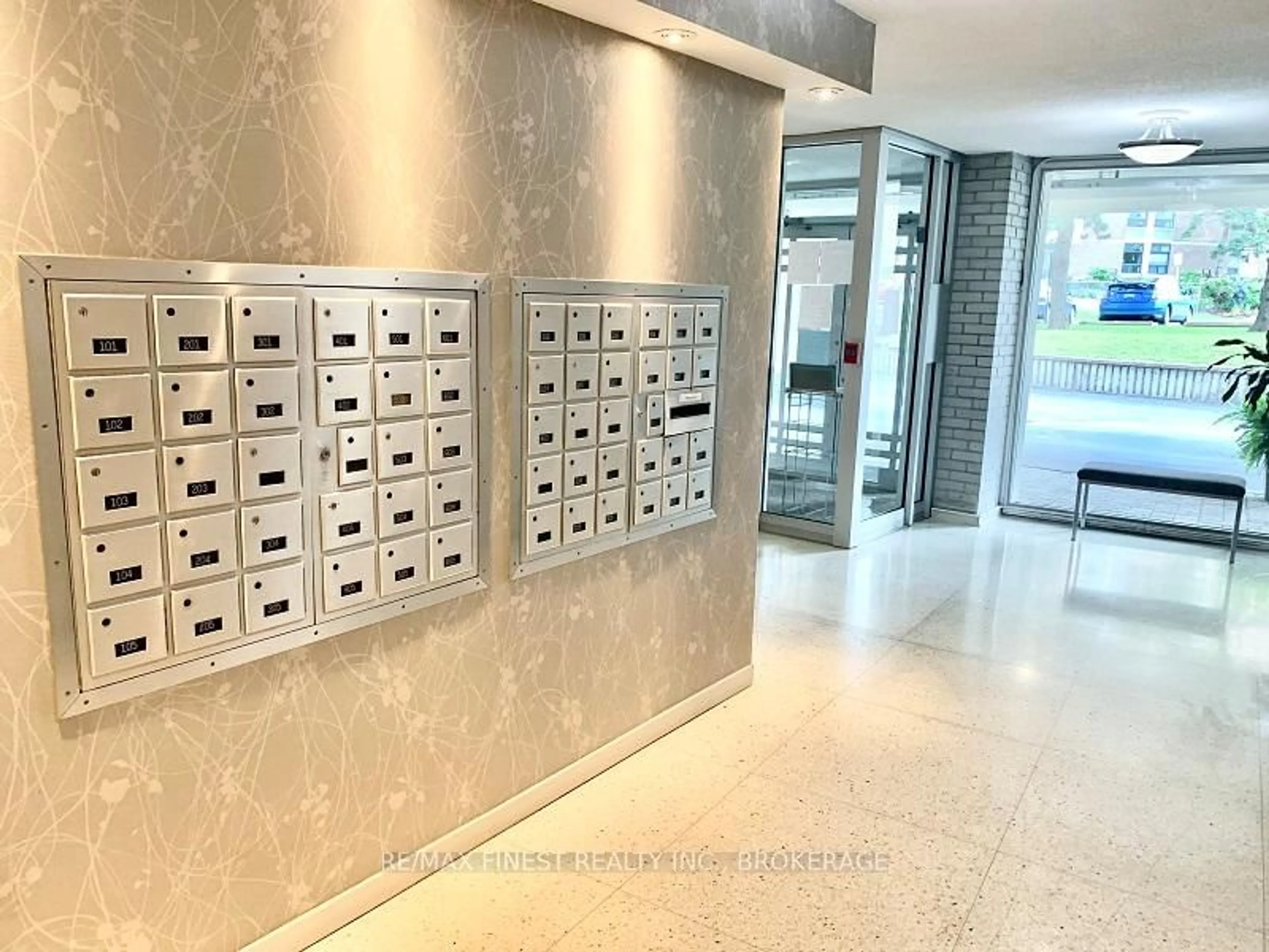 Indoor foyer for 1 Mowat Ave #105, Kingston Ontario K7M 1J8