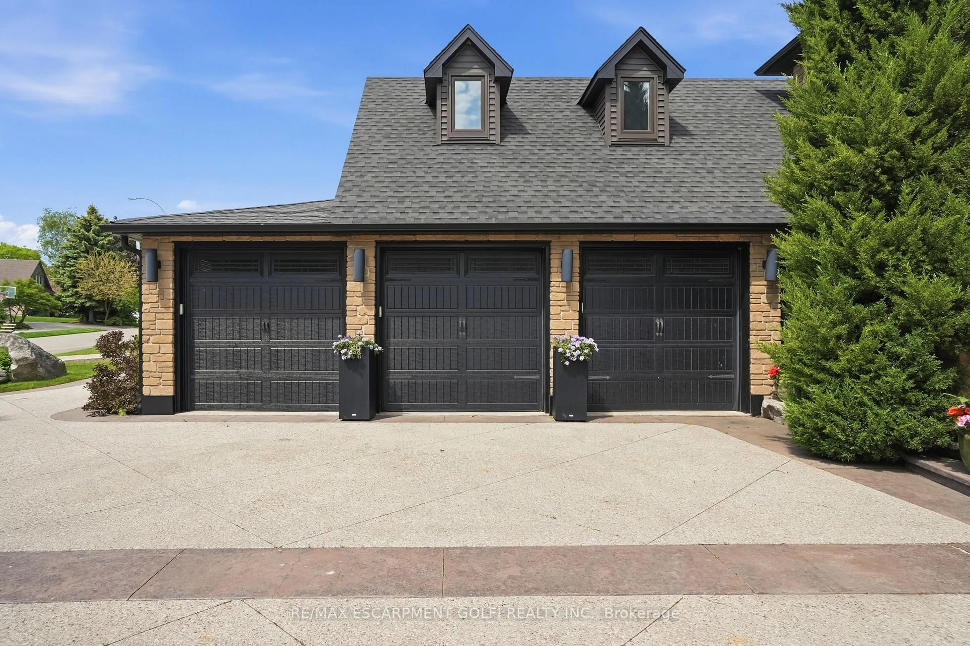 Indoor garage for 149 Miller Dr, Hamilton Ontario L9G 4W2