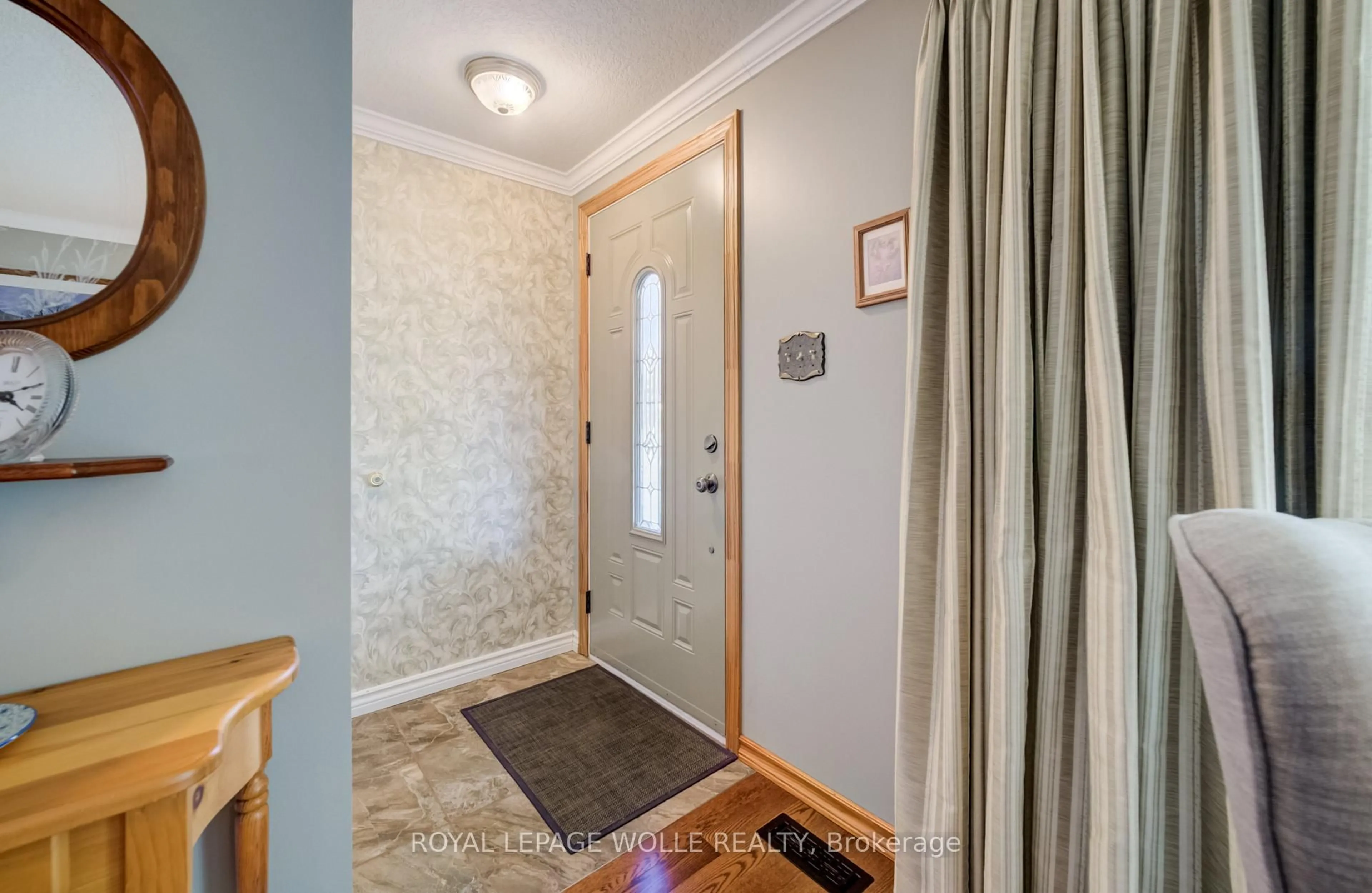 Indoor entryway for 10 Meadow Woods Cres, Kitchener Ontario N2N 1S5