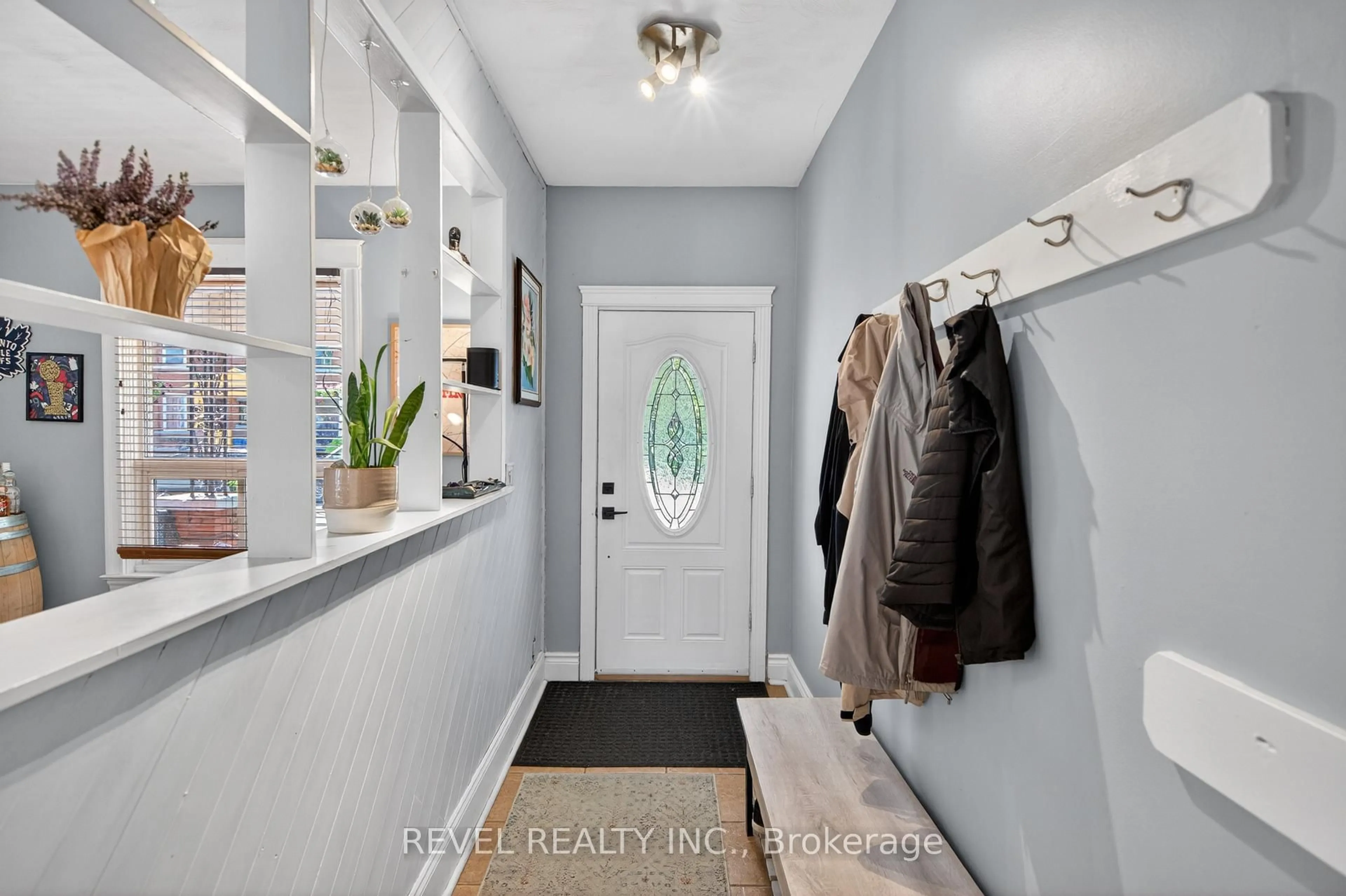 Indoor entryway for 125 Balsam Ave, Hamilton Ontario L8M 3B4