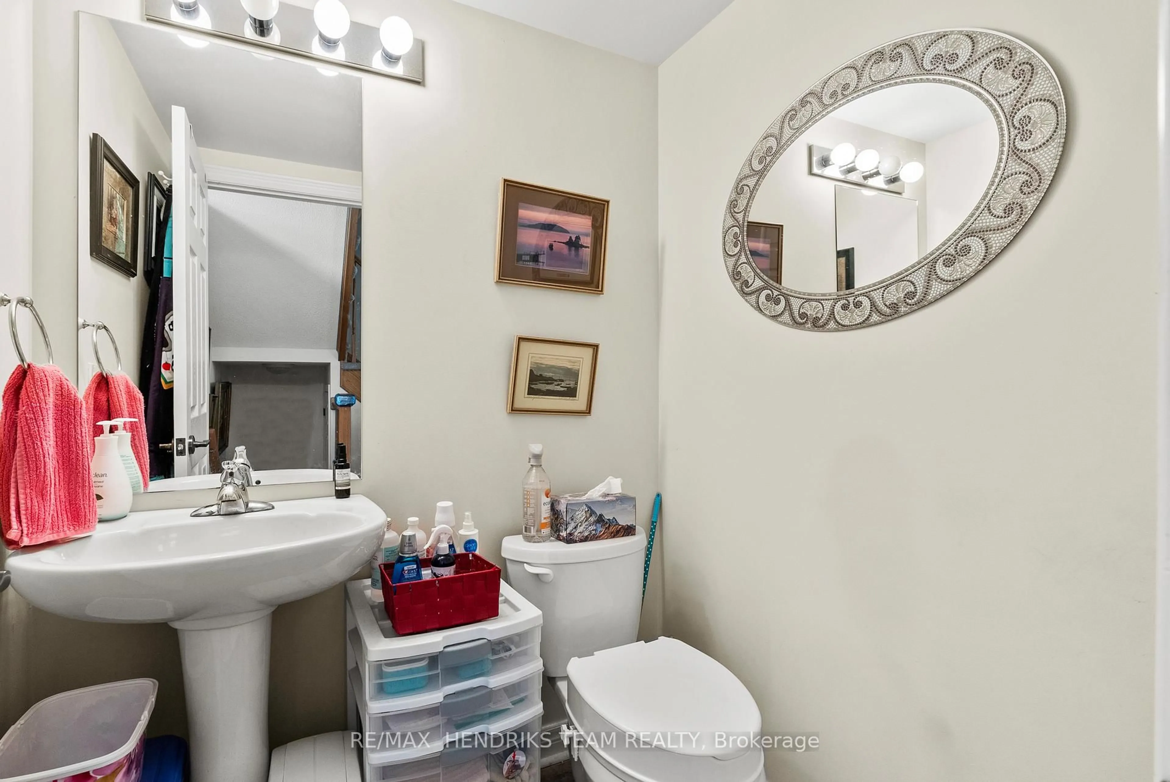 Standard bathroom, ceramic/tile floor for 4 Durham Way, St. Catharines Ontario L0S 1J0