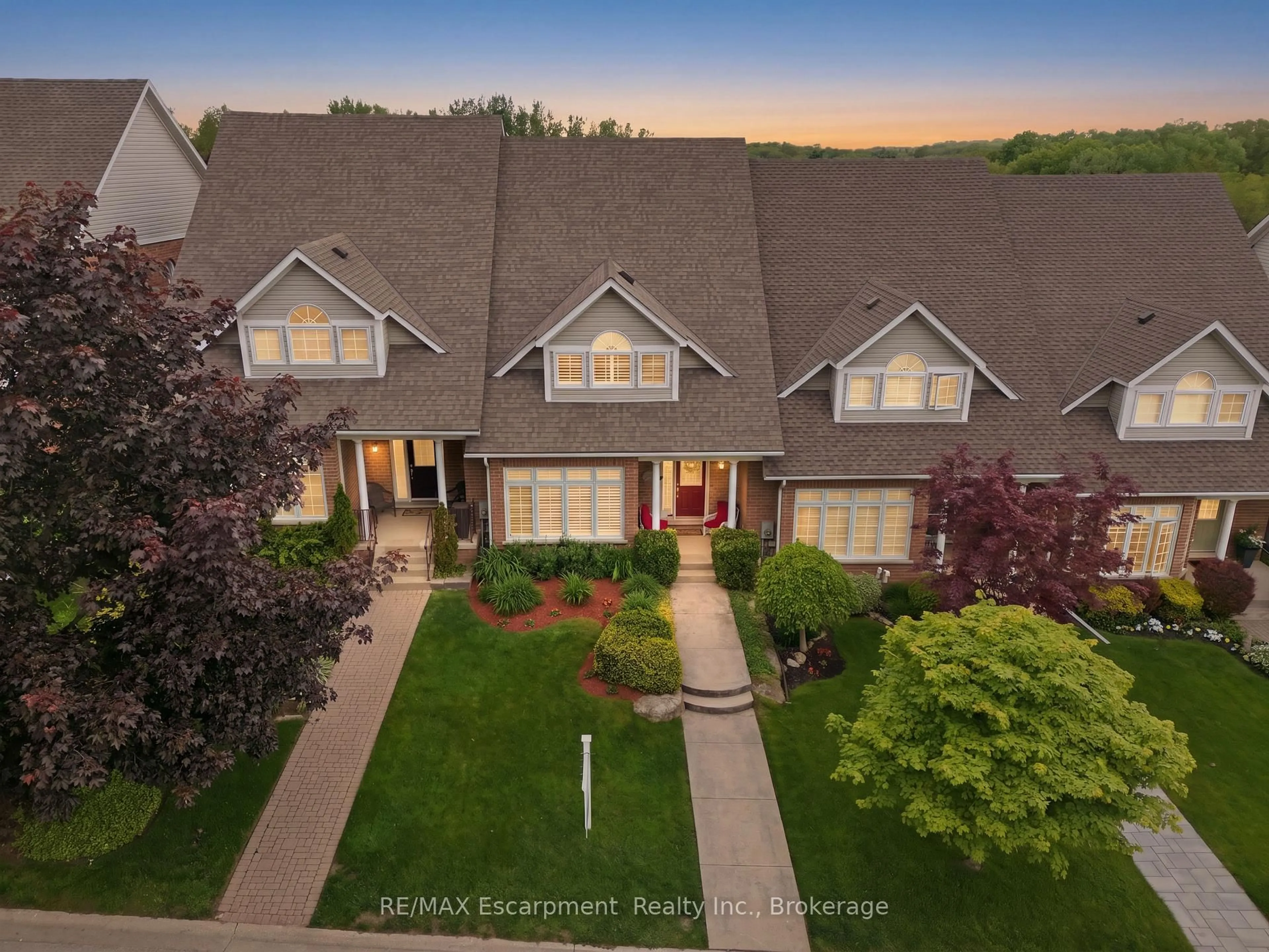 A pic from outside/outdoor area/front of a property/back of a property/a pic from drone, unknown for 6293 Pinestone Rd, Niagara Falls Ontario L2J 4L1