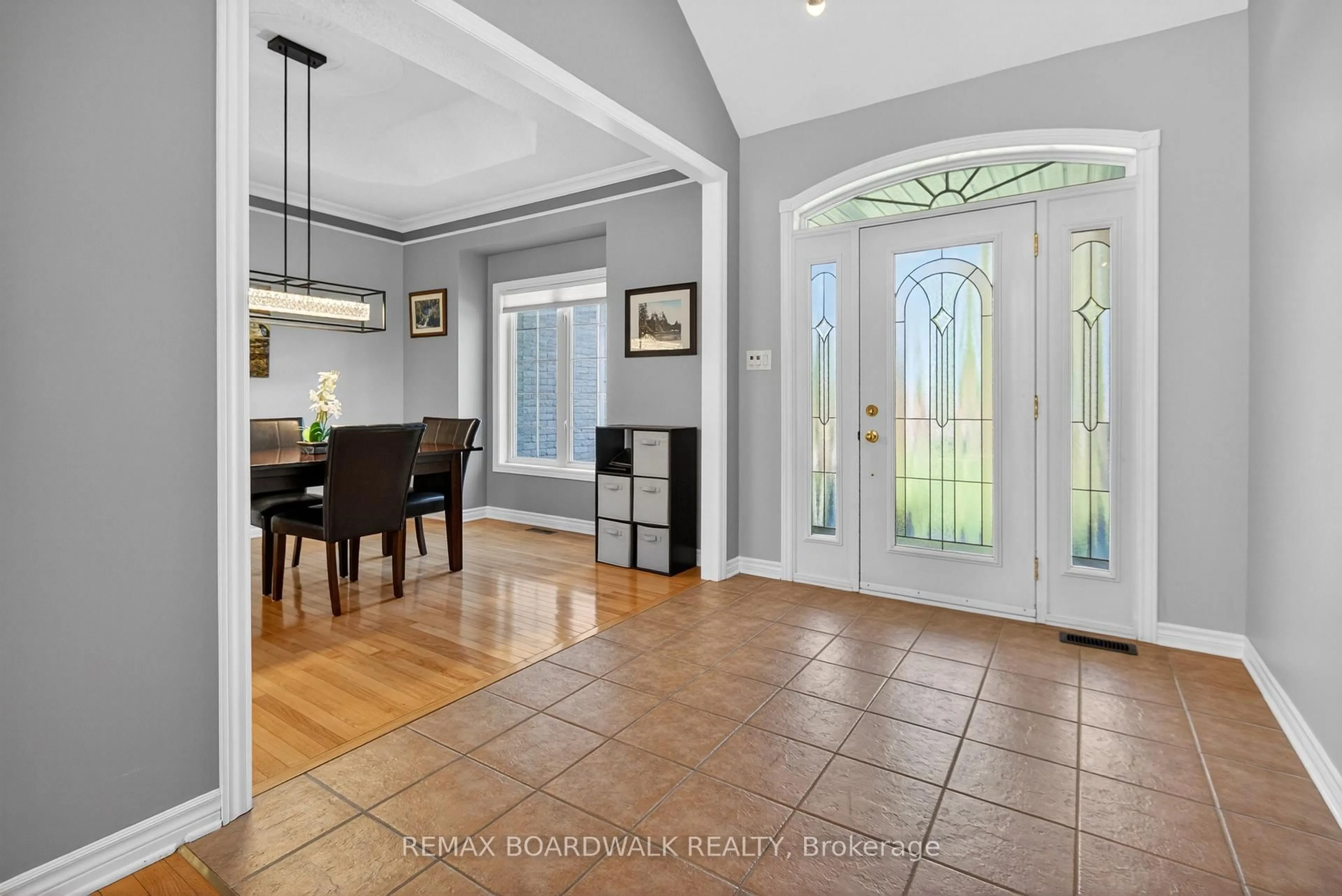 Indoor entryway for 520 Route 100 St, Russell Ontario K4R 1E5
