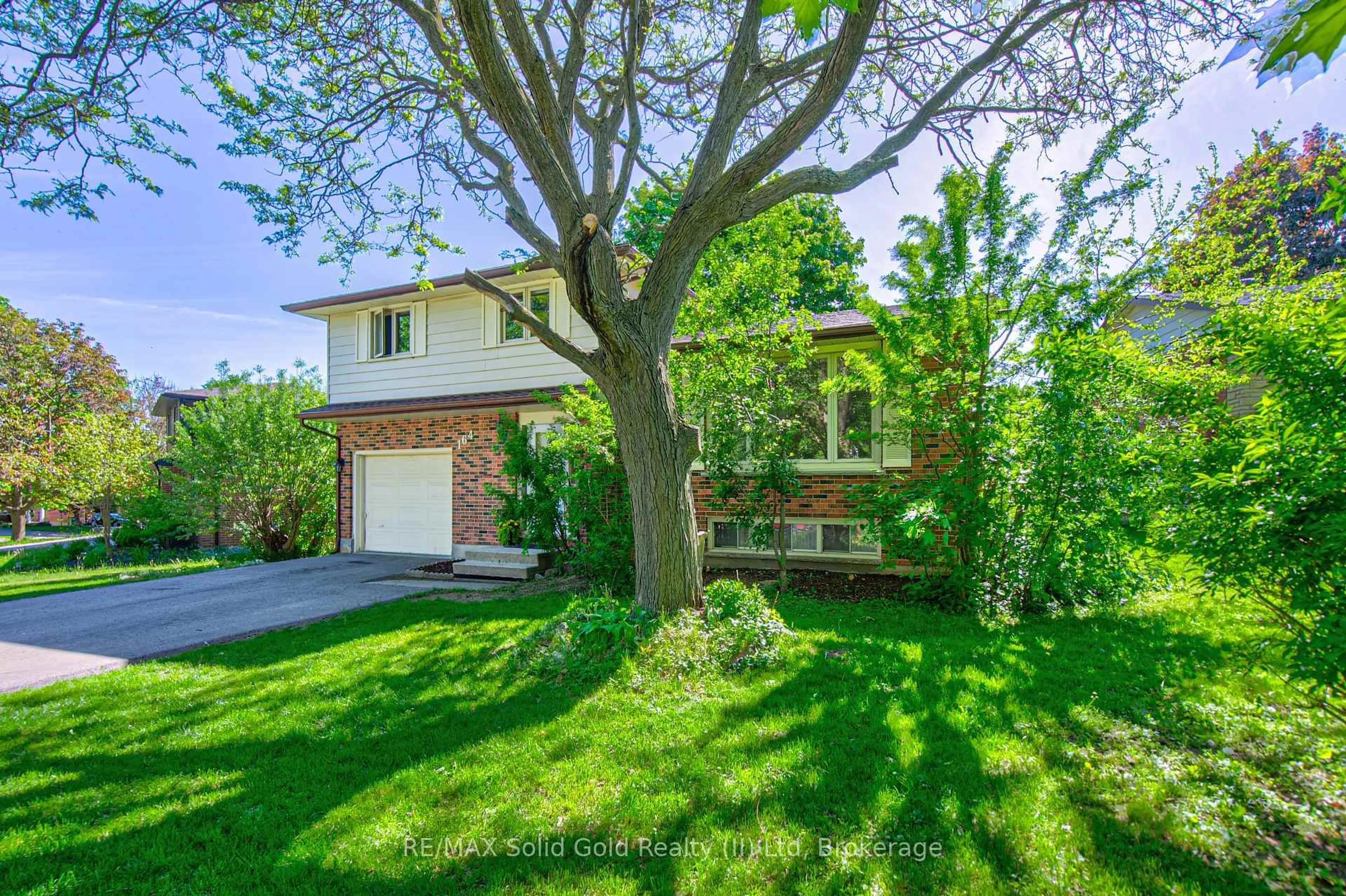 A pic from outside/outdoor area/front of a property/back of a property/a pic from drone, street for 164 White Pine Cres, Waterloo Ontario N2V 1C1