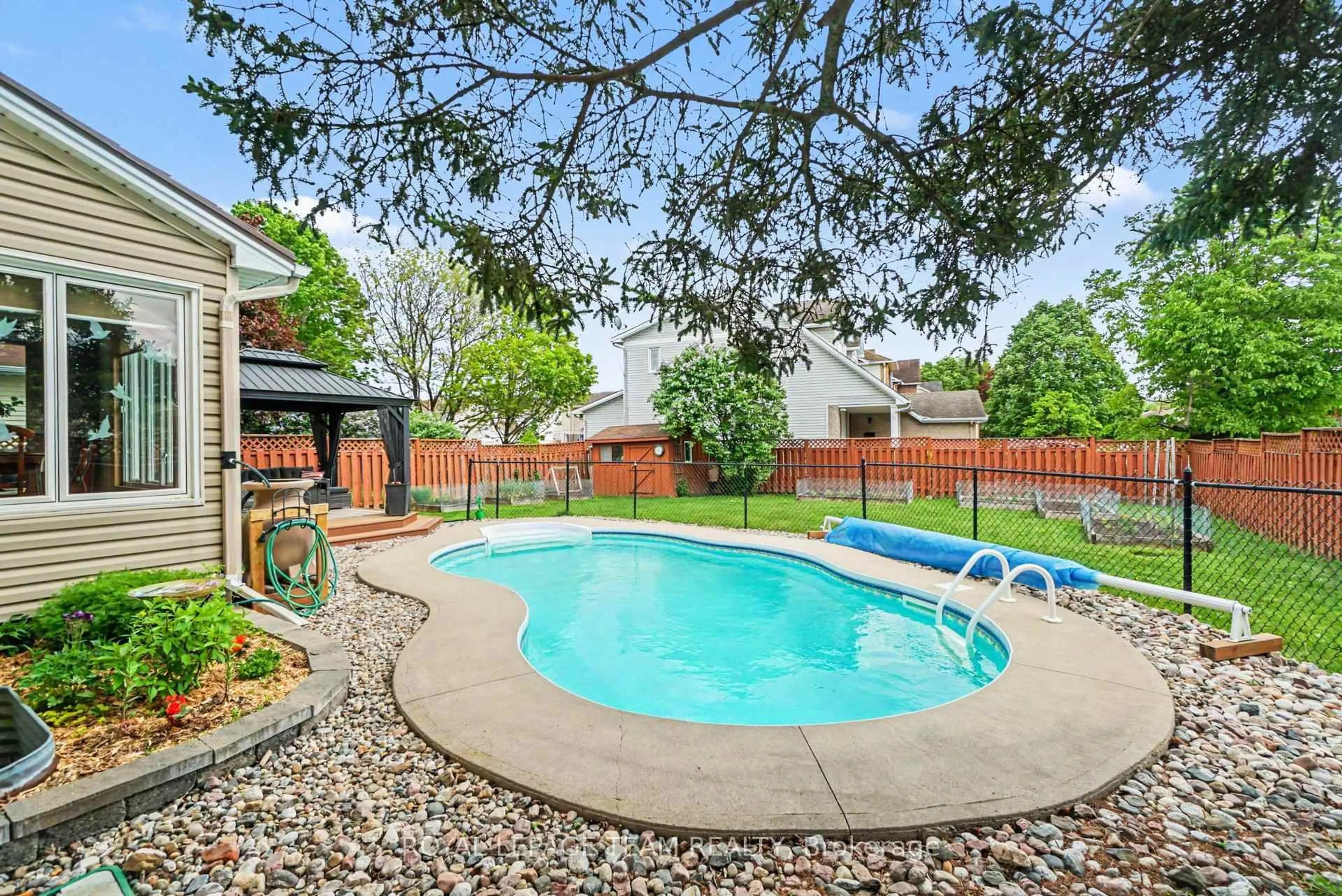 Pool for 6114 Silverbirch St, Ottawa Ontario K1W 1C5