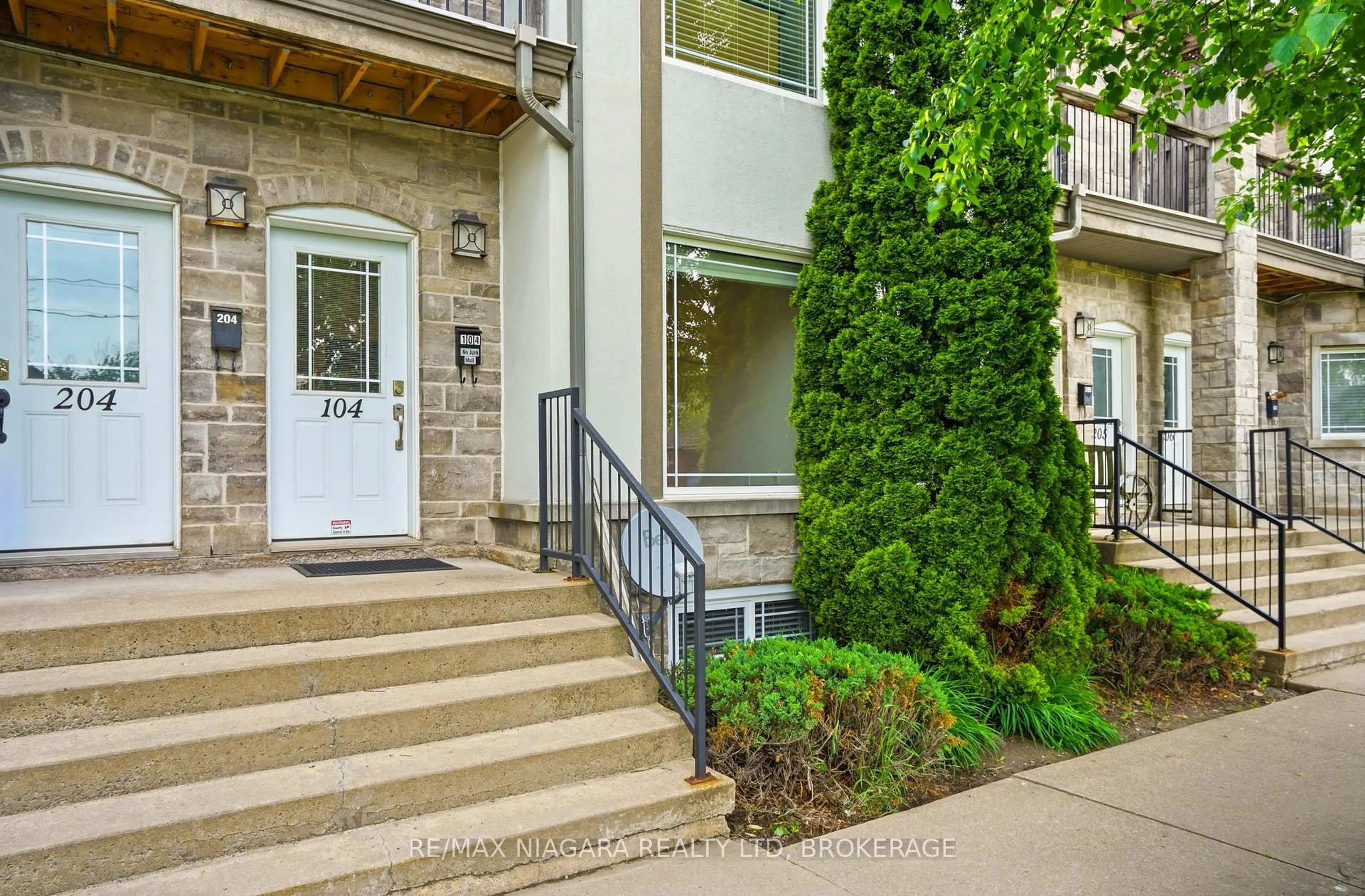 Indoor entryway for 6045 Dunn St #104, Niagara Falls Ontario L2G 2P2