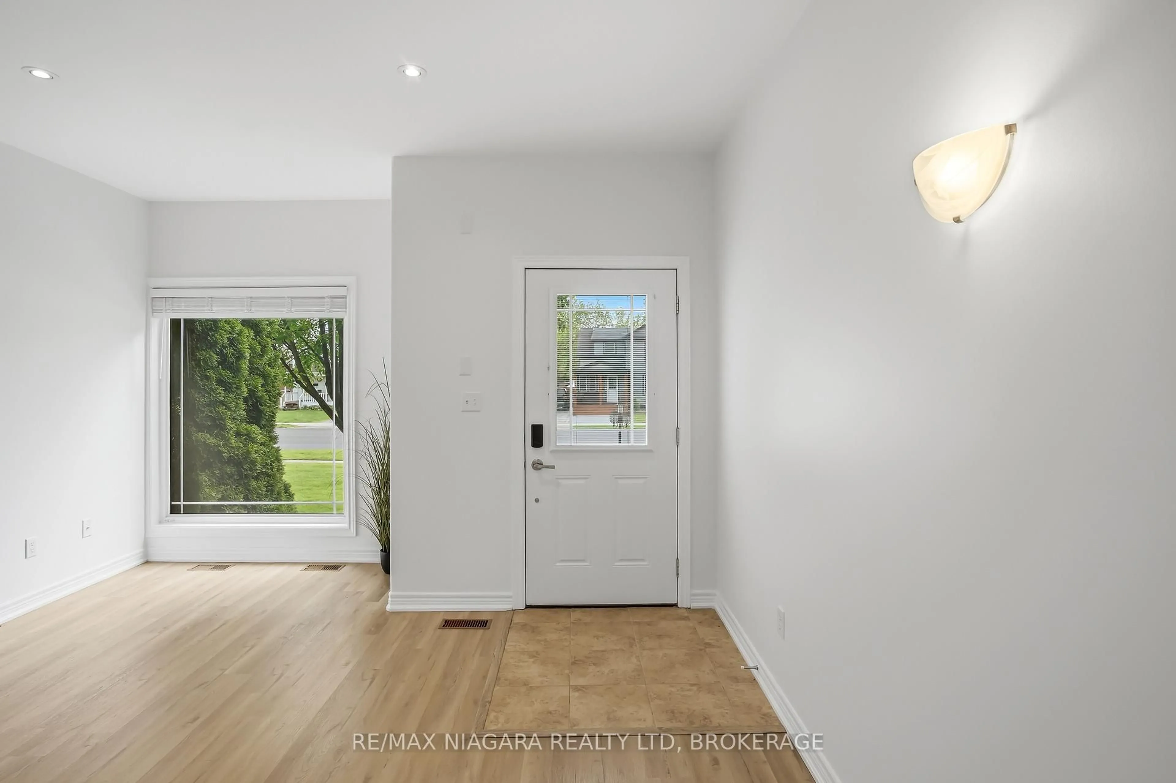 Indoor entryway for 6045 Dunn St #104, Niagara Falls Ontario L2G 2P2