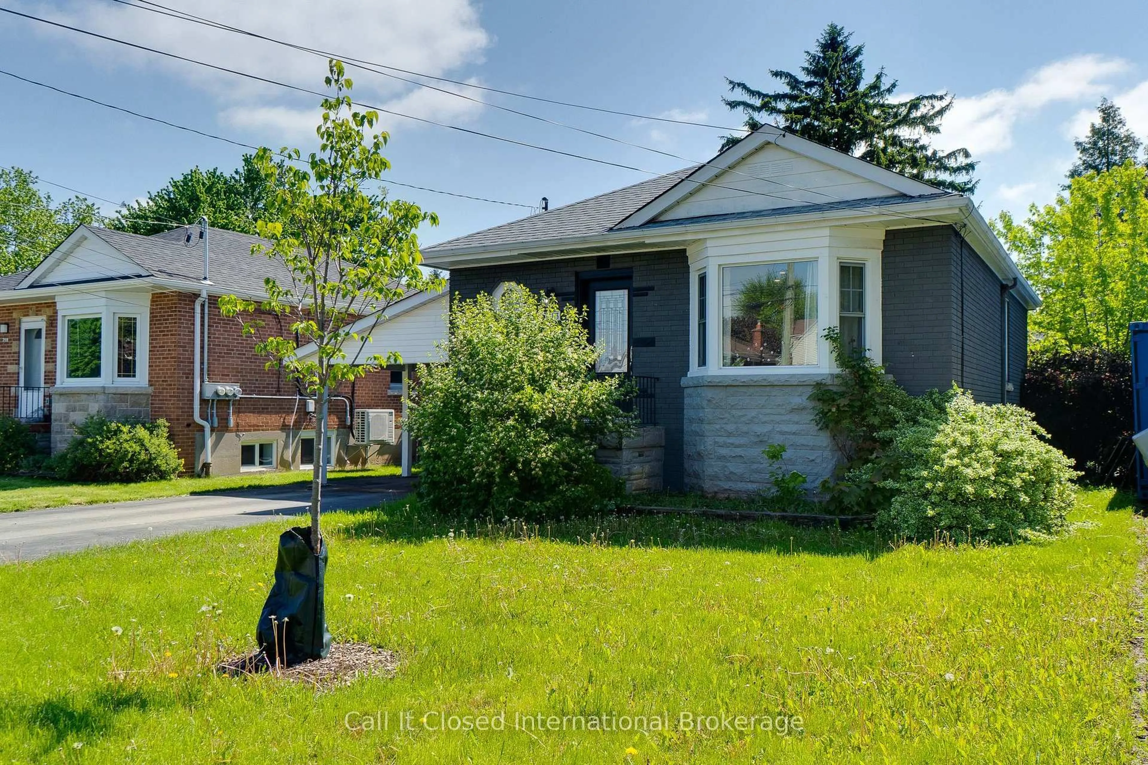 A pic from outside/outdoor area/front of a property/back of a property/a pic from drone, street for 213 East 32nd St, Hamilton Ontario L8V 3S3